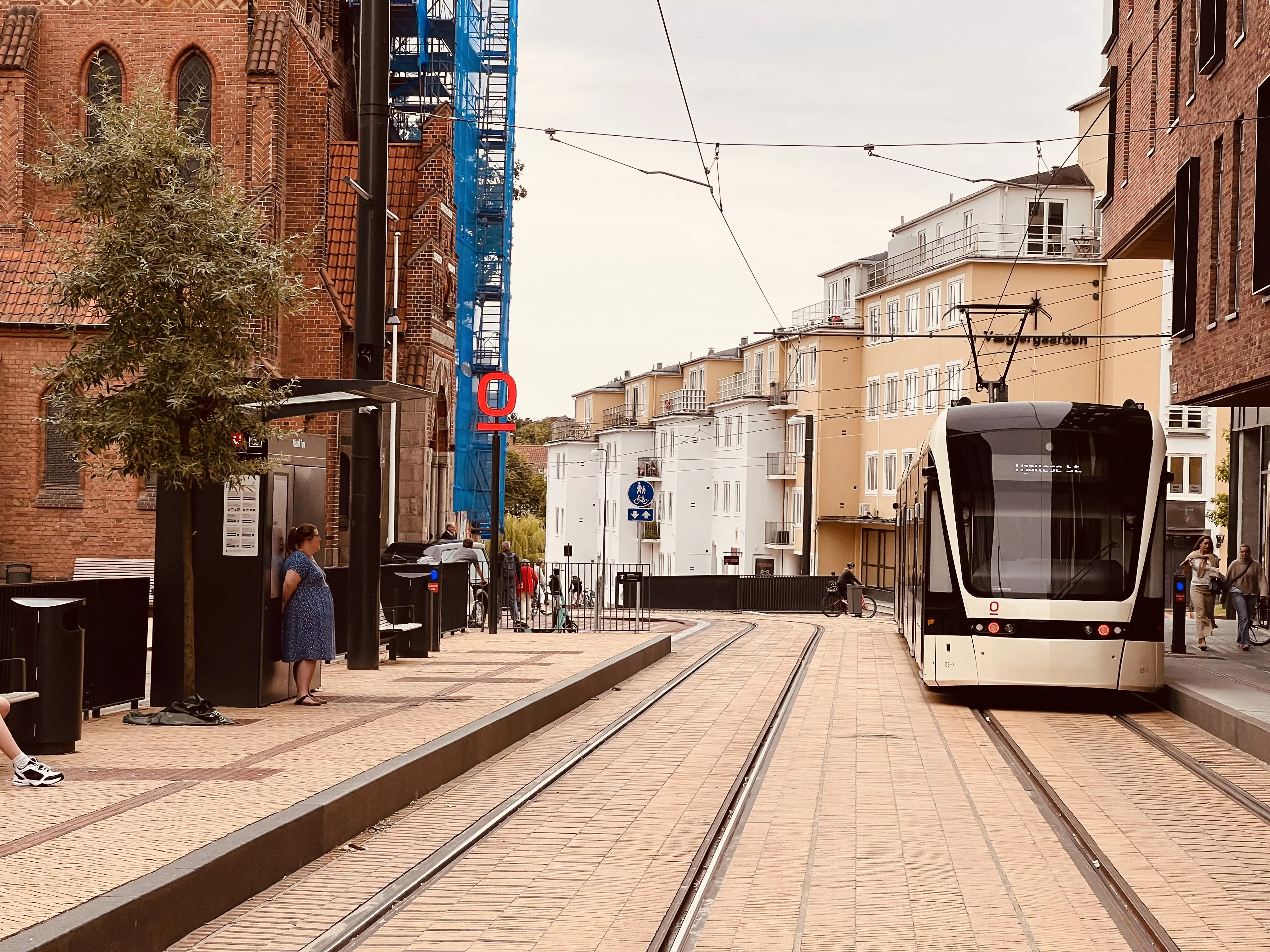 Billede af Odense Letbane togsæt 05 fotograferet ud for Albani Torv Letbanestation.