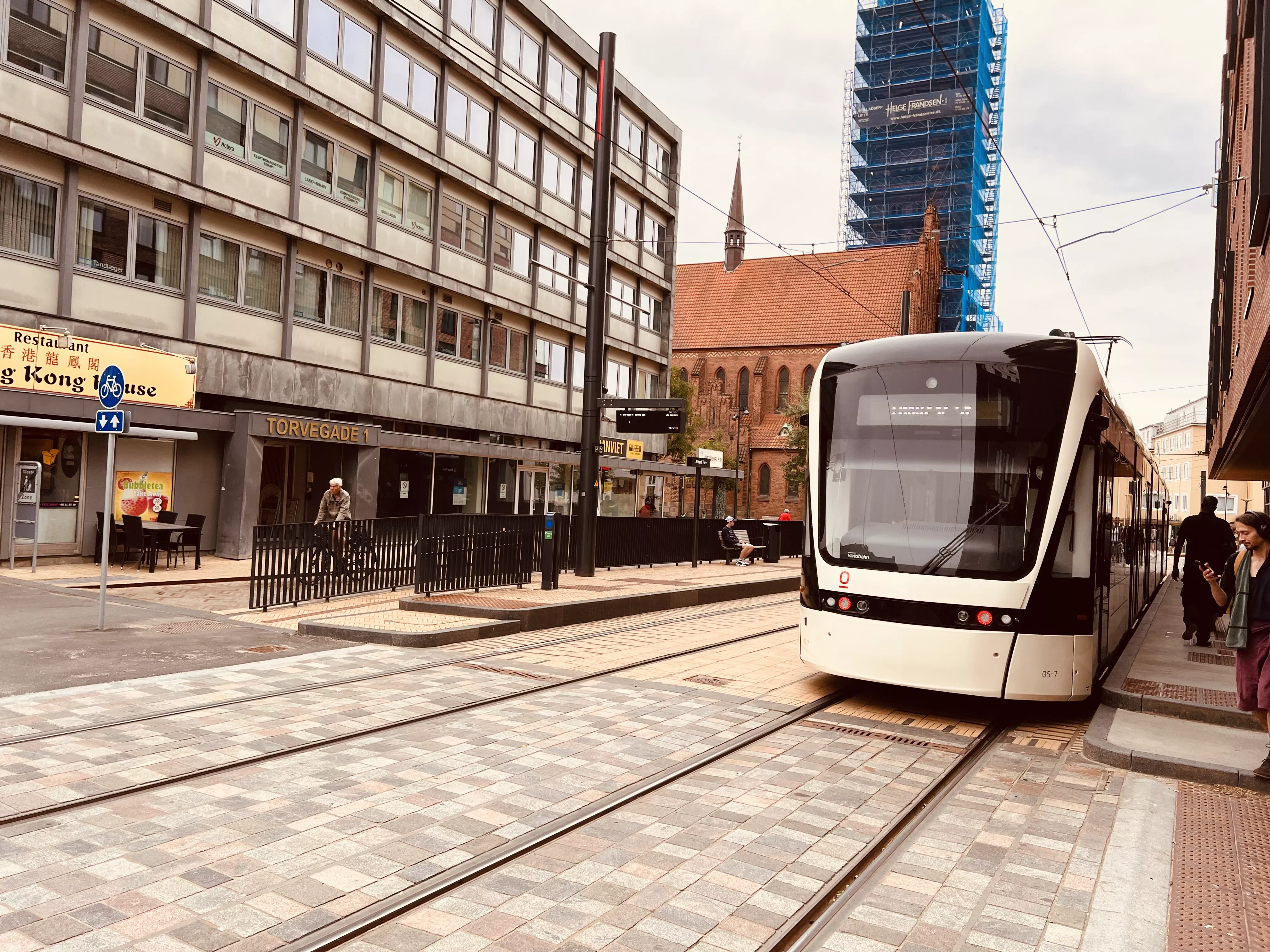 Billede af Odense Letbane togsæt 05 fotograferet ud for Albani Torv Letbanestation. Billede af Odense Letbane togsæt 05 fotograferet ud for Albani Torv Letbanestation.