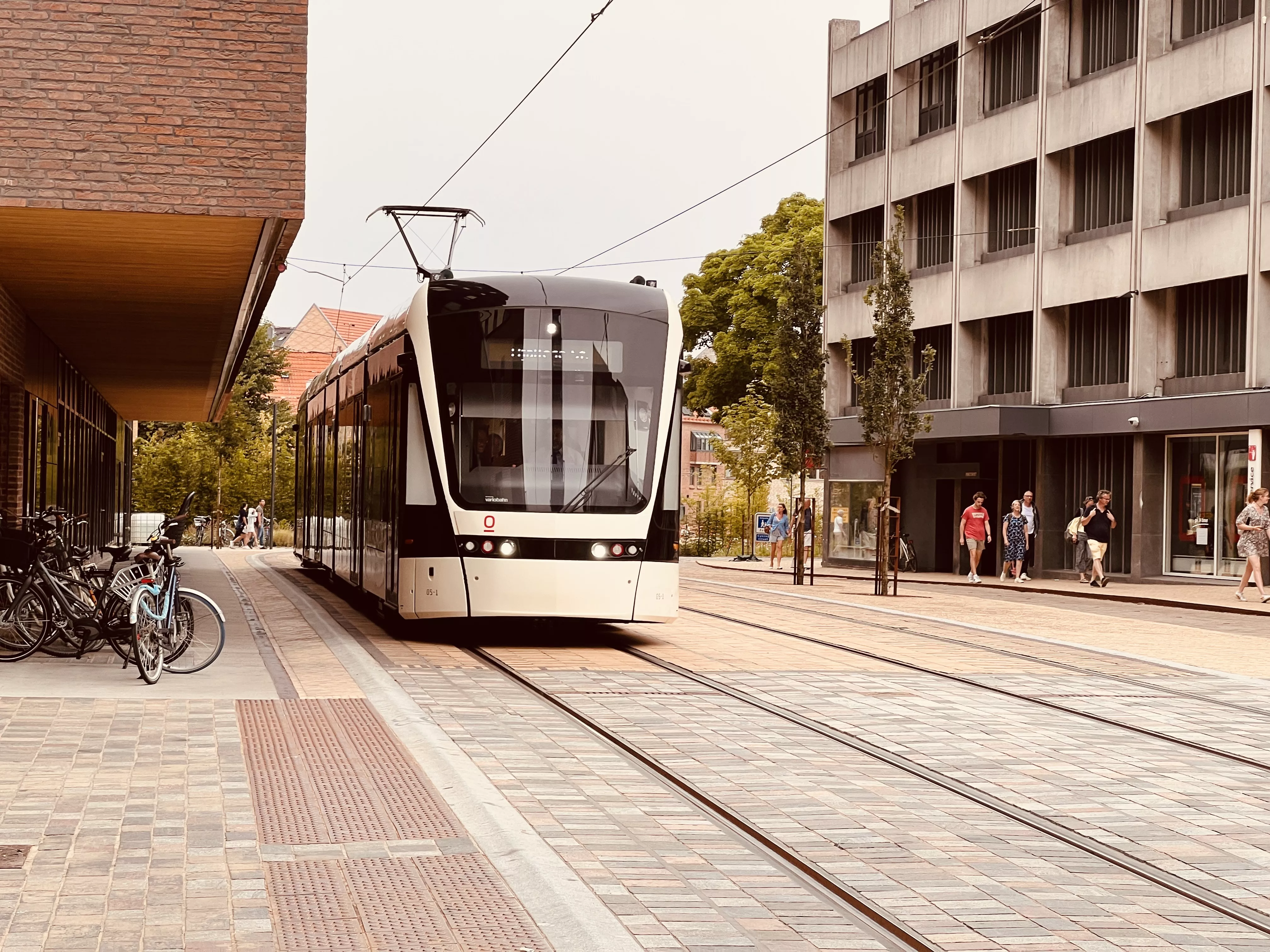 Billede af letbanetog ud for Albani Torv Letbanestation. Billede af letbanetog ud for Albani Torv Letbanestation.