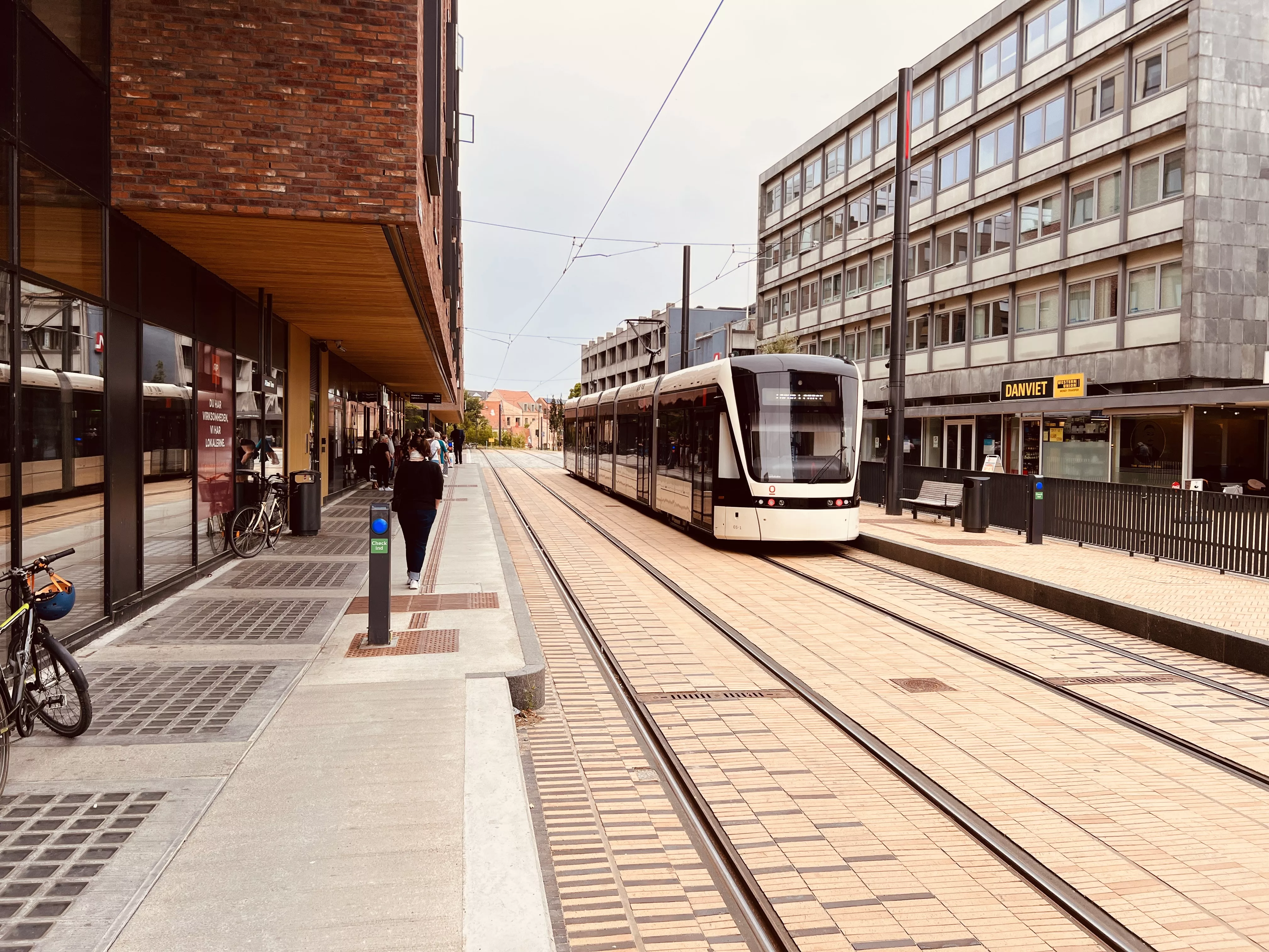 Billede af Odense Letbane togsæt 03 fotograferet ud for Albani Torv Letbanestation. Billede af Odense Letbane togsæt 03 fotograferet ud for Albani Torv Letbanestation.