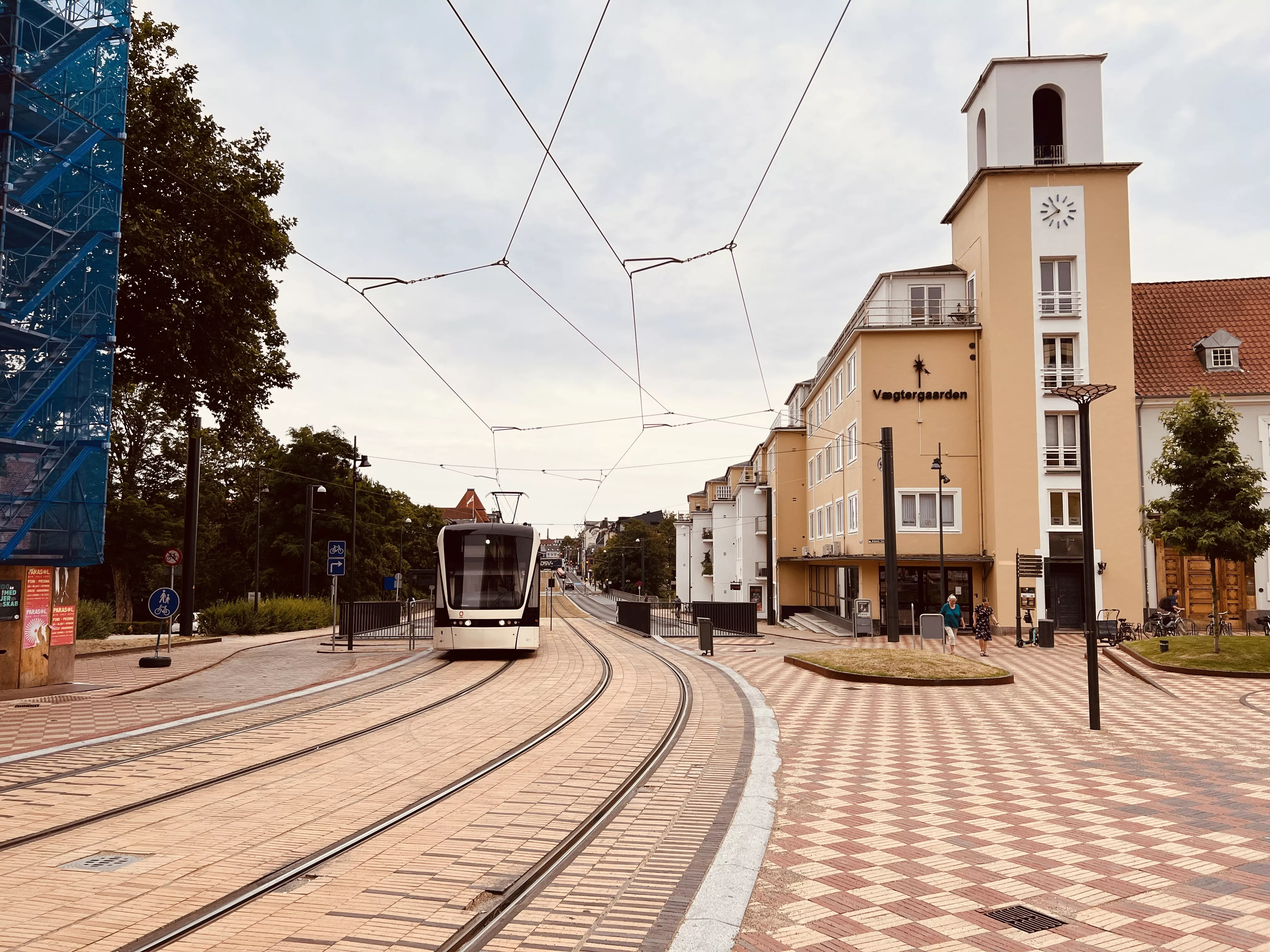 Billede af Odense Letbane togsæt 03 fotograferet ud for Albani Torv Letbanestation. Billede af Odense Letbane togsæt 03 fotograferet ud for Albani Torv Letbanestation.