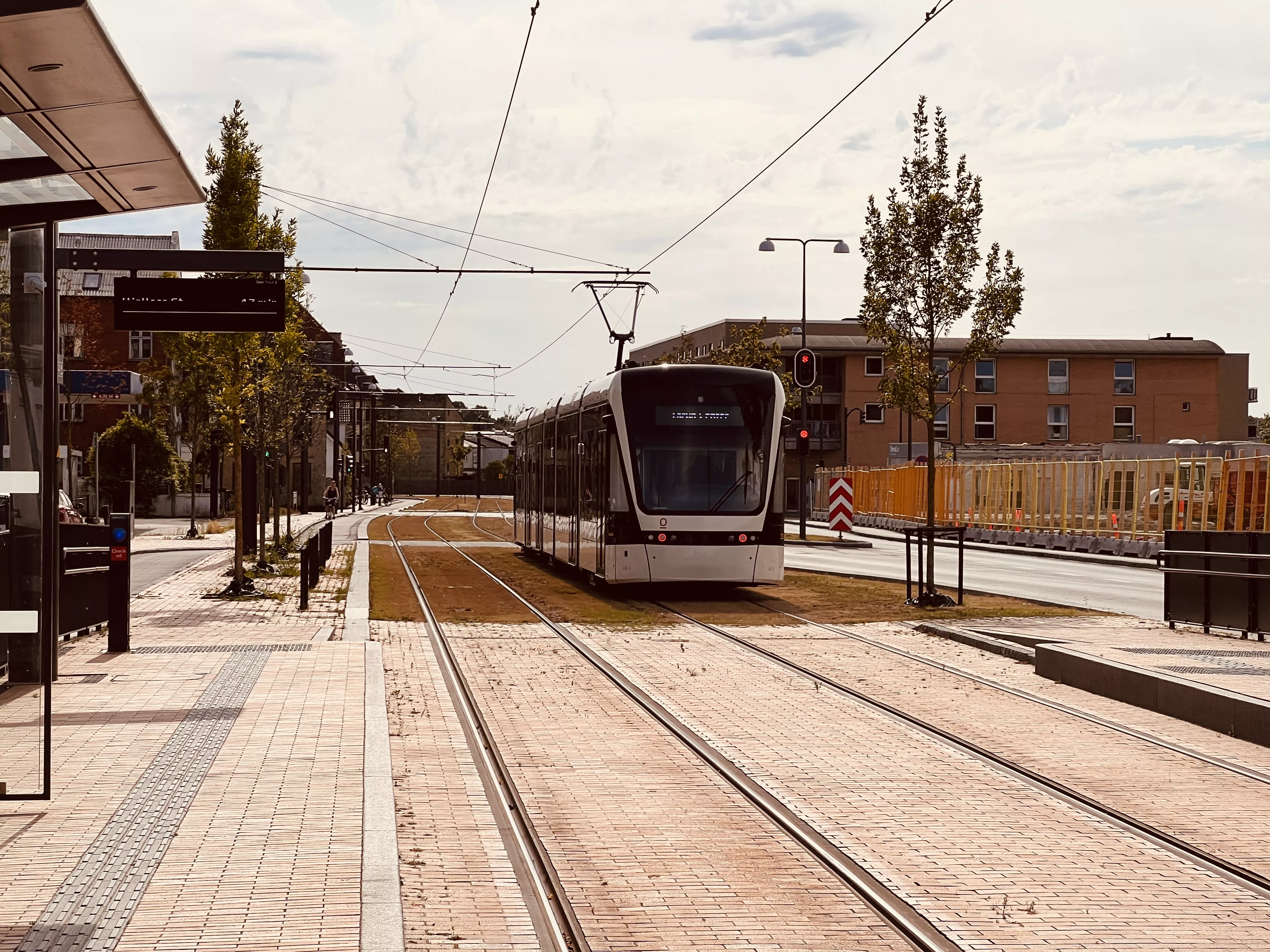 Billede af Odense Letbane togsæt 13 fotograferet ud for Vestre Stationsvej Letbanestation.