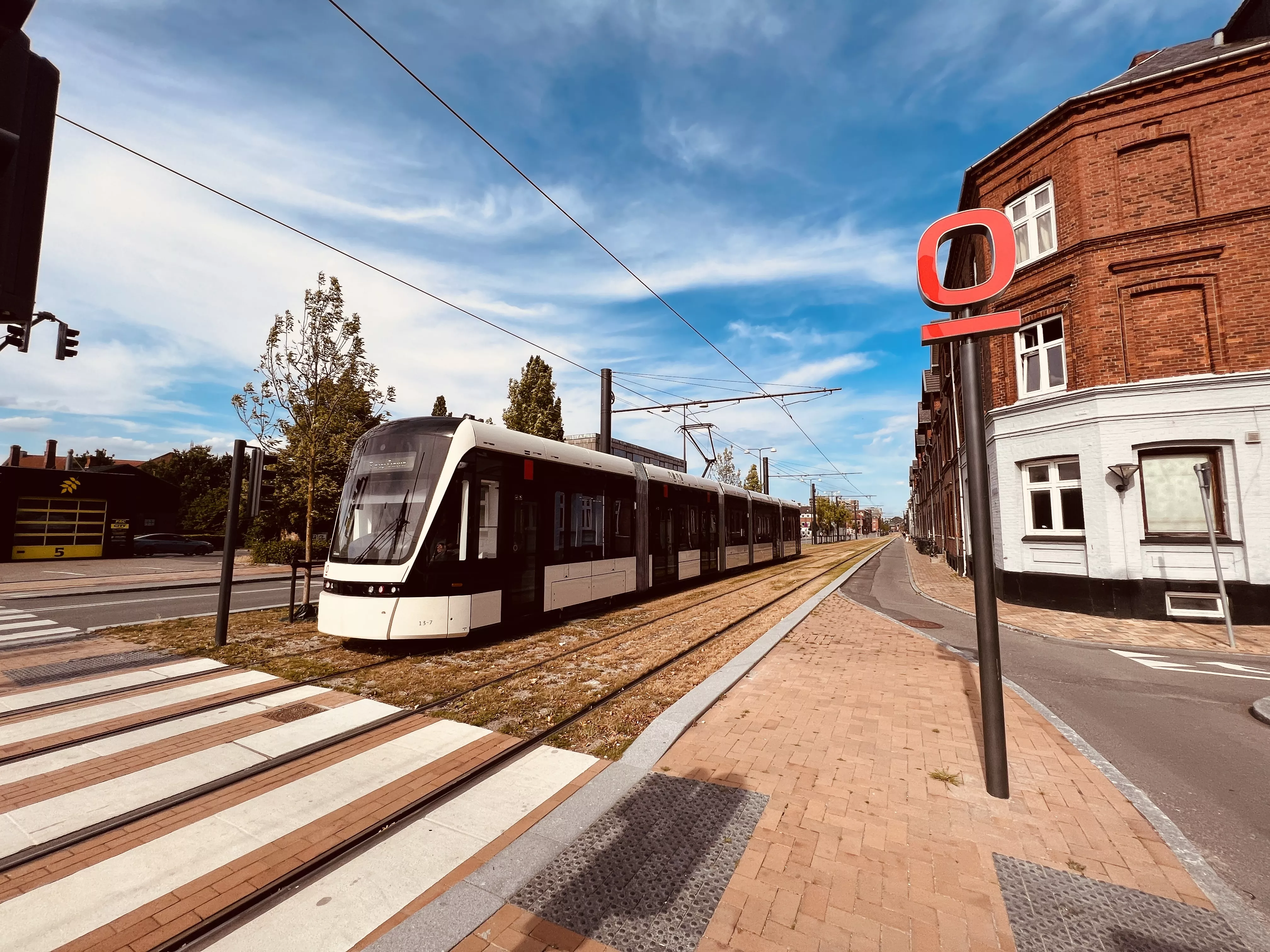 Billede af letbanetog ud for Vestre Stationsvej Letbanestation.