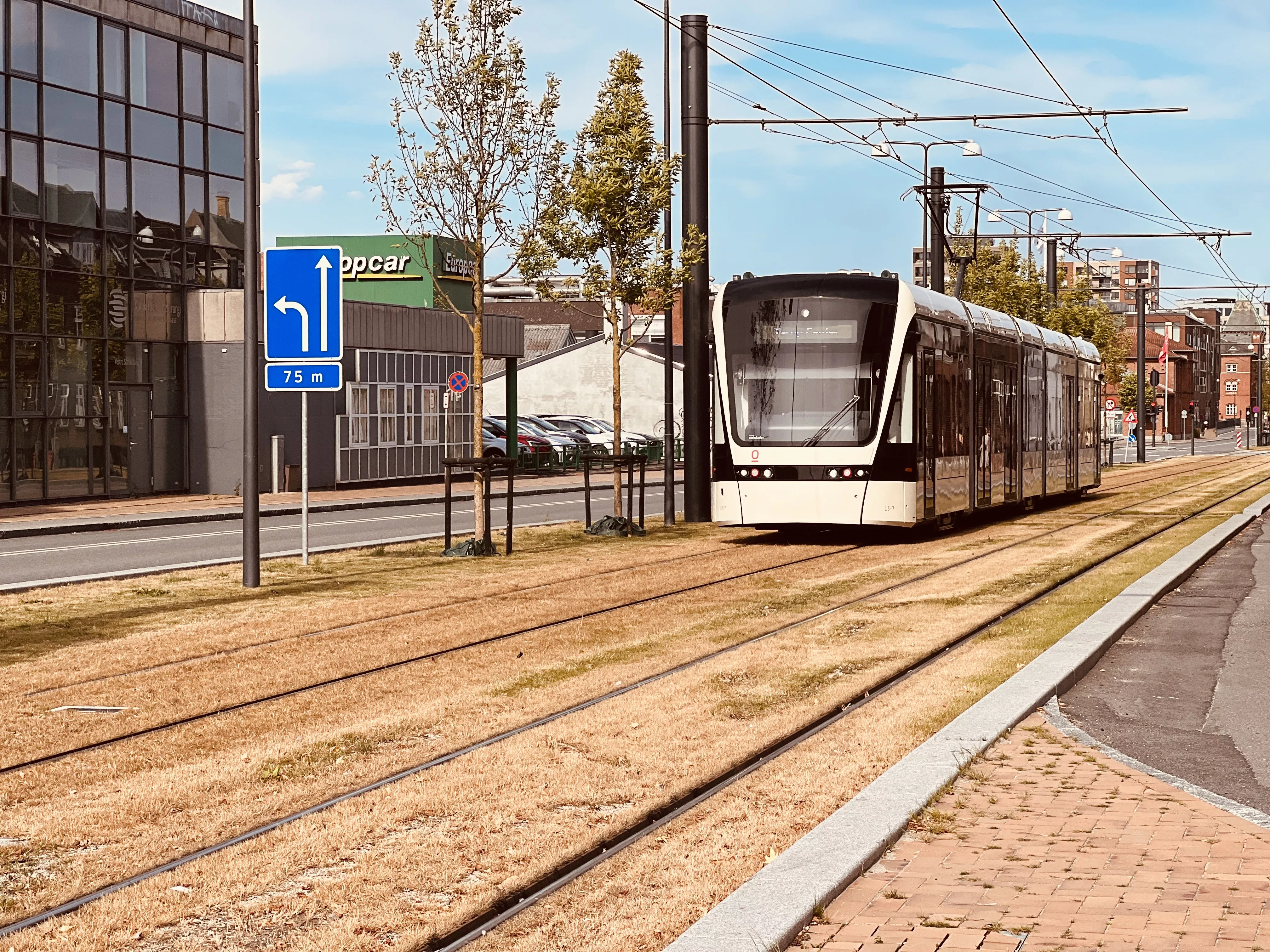 Billede af Odense Letbane togsæt 13 fotograferet ud for Vestre Stationsvej Letbanestation. Billede af Odense Letbane togsæt 13 fotograferet ud for Vestre Stationsvej Letbanestation.