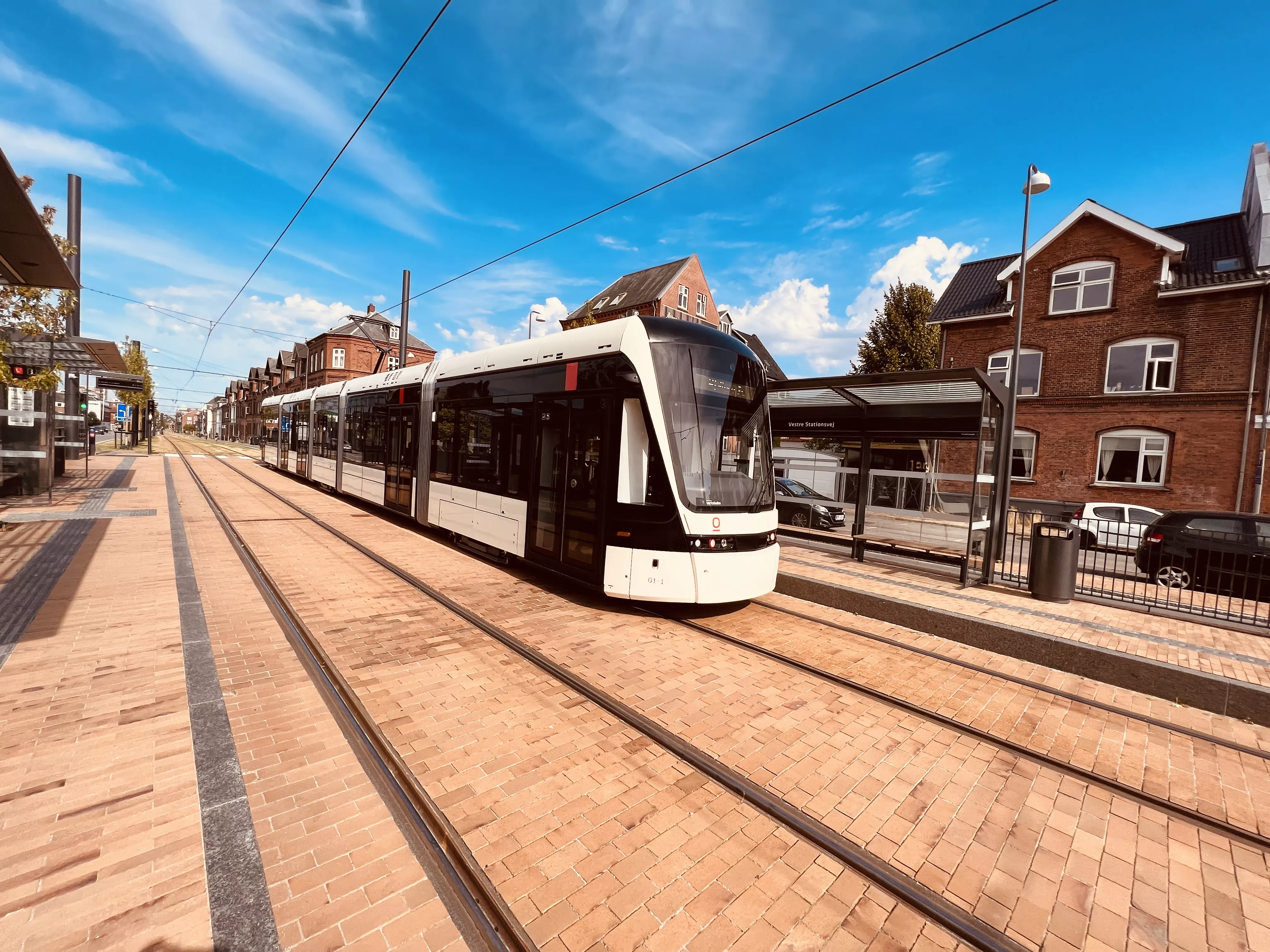 Billede af letbanetog ud for Vestre Stationsvej Letbanestation.