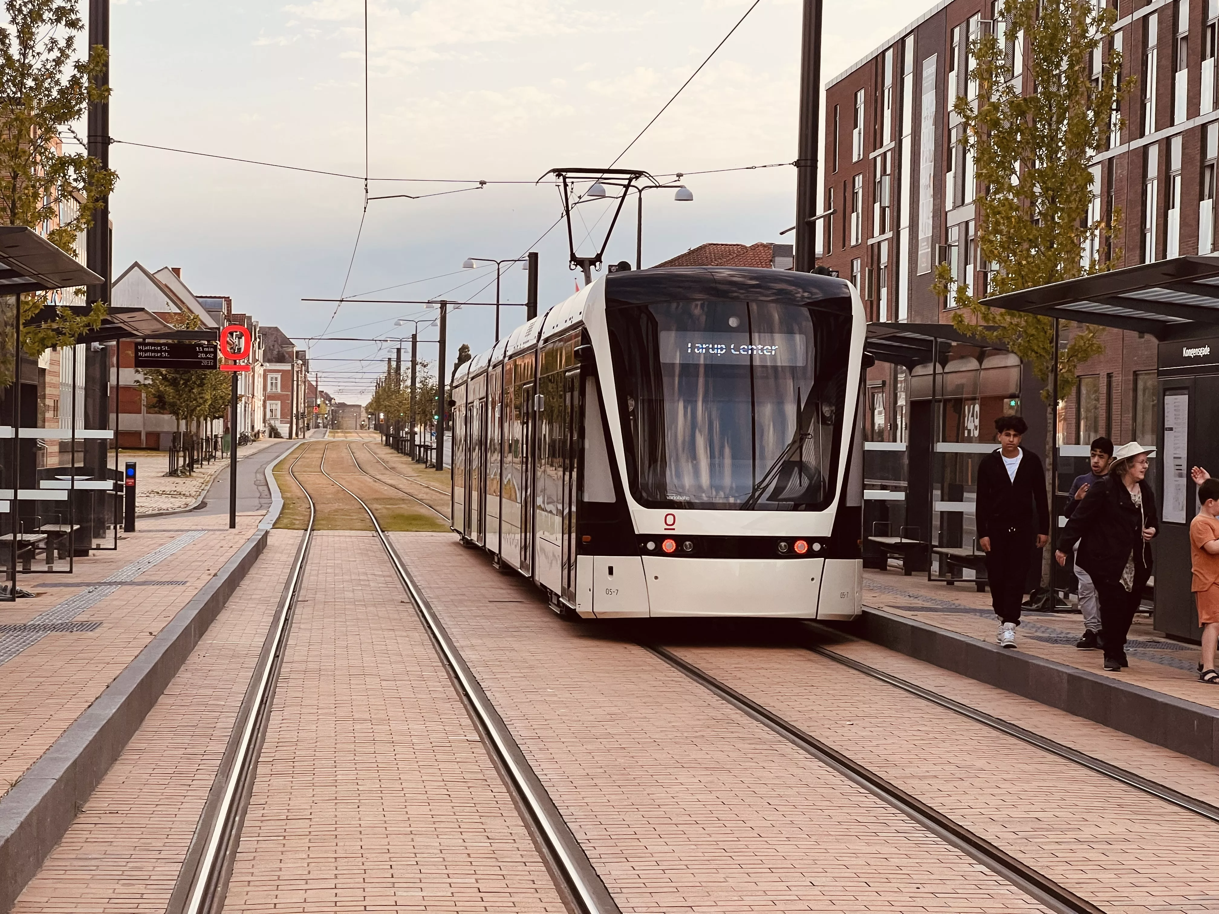 Billede af letbanetog ud for Kongensgade Letbanestation.