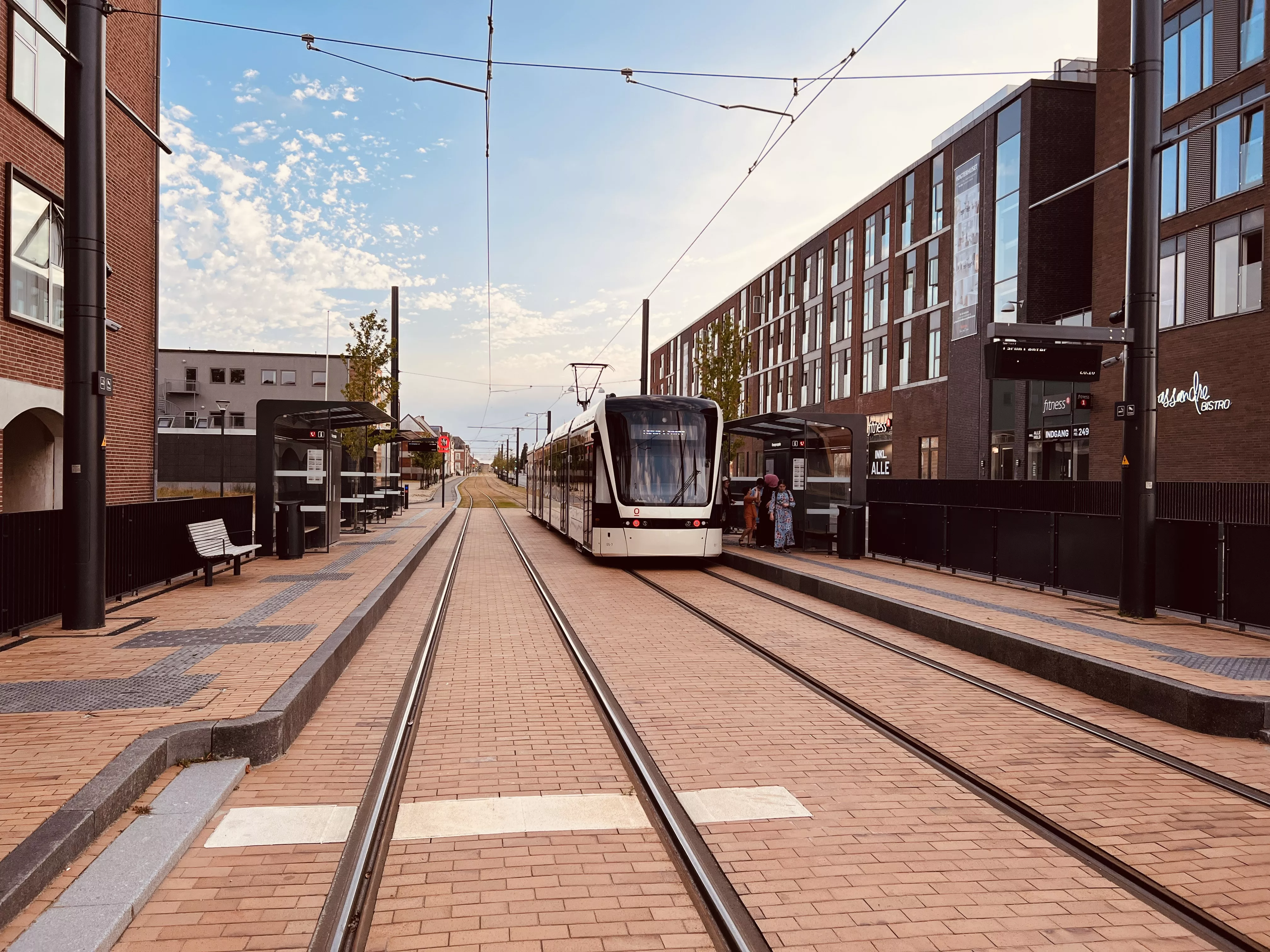 Billede af letbanetog ud for Kongensgade Letbanestation.