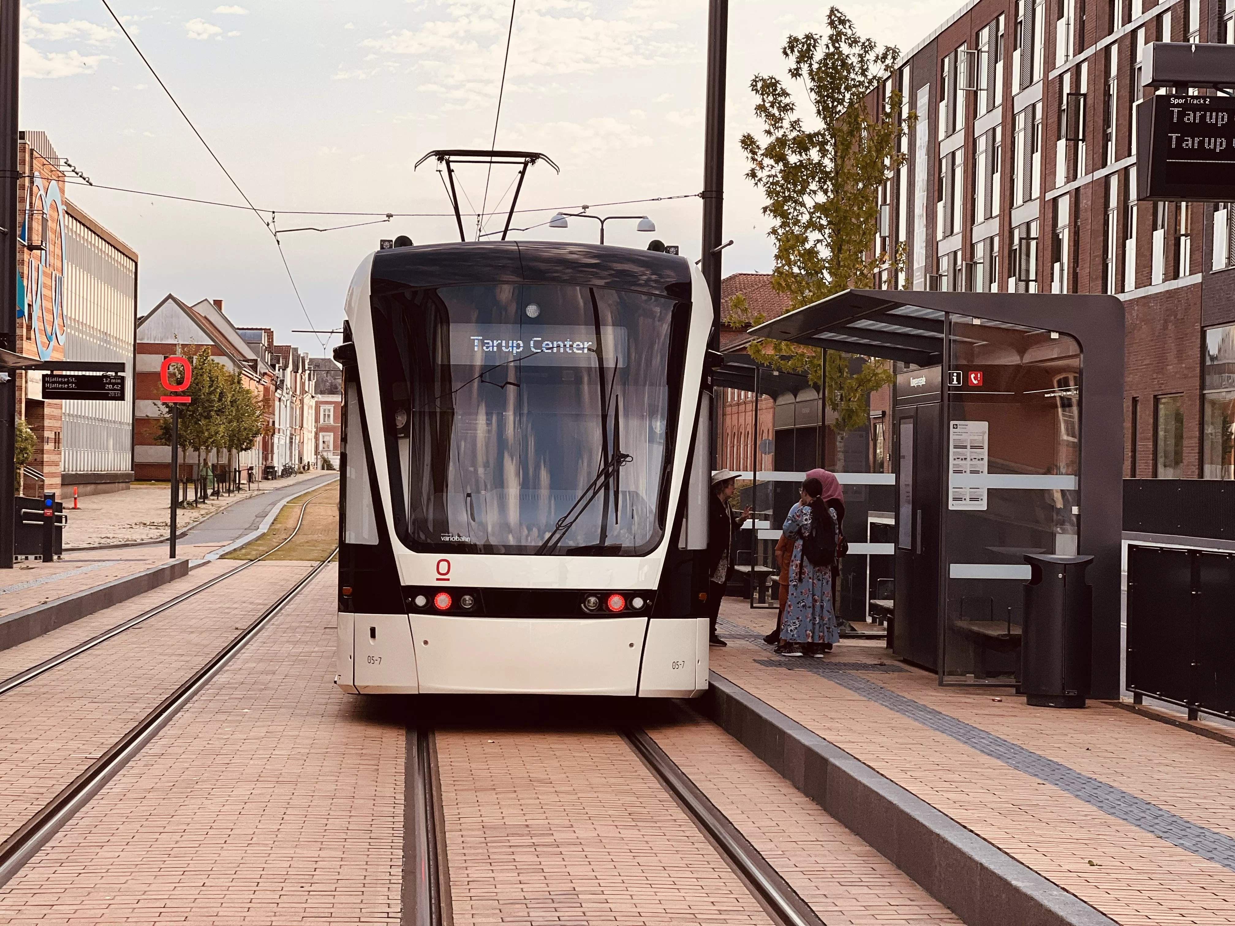 Billede af letbanetog ud for Kongensgade Letbanestation.