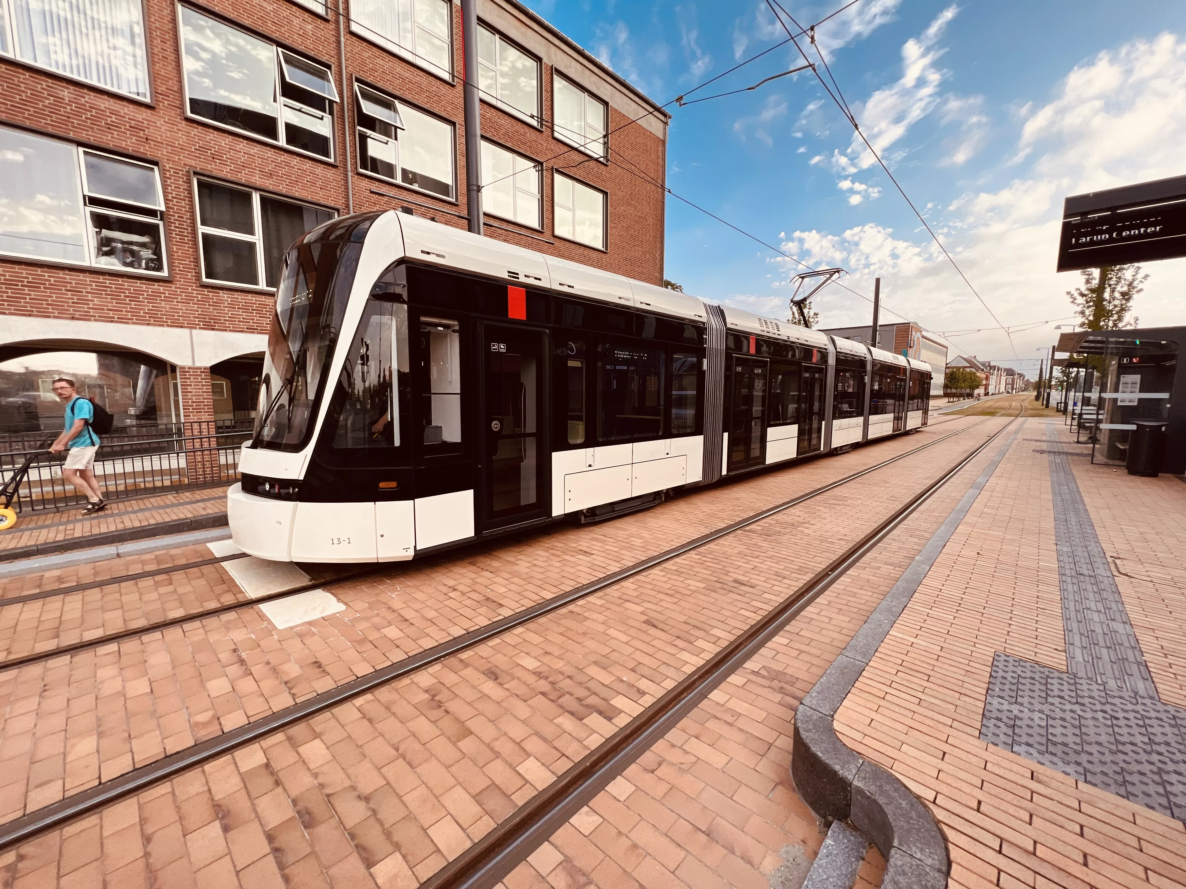 Billede af Odense Letbane togsæt 13 fotograferet ud for Kongensgade Letbanestation. Billede af Odense Letbane togsæt 13 fotograferet ud for Kongensgade Letbanestation.