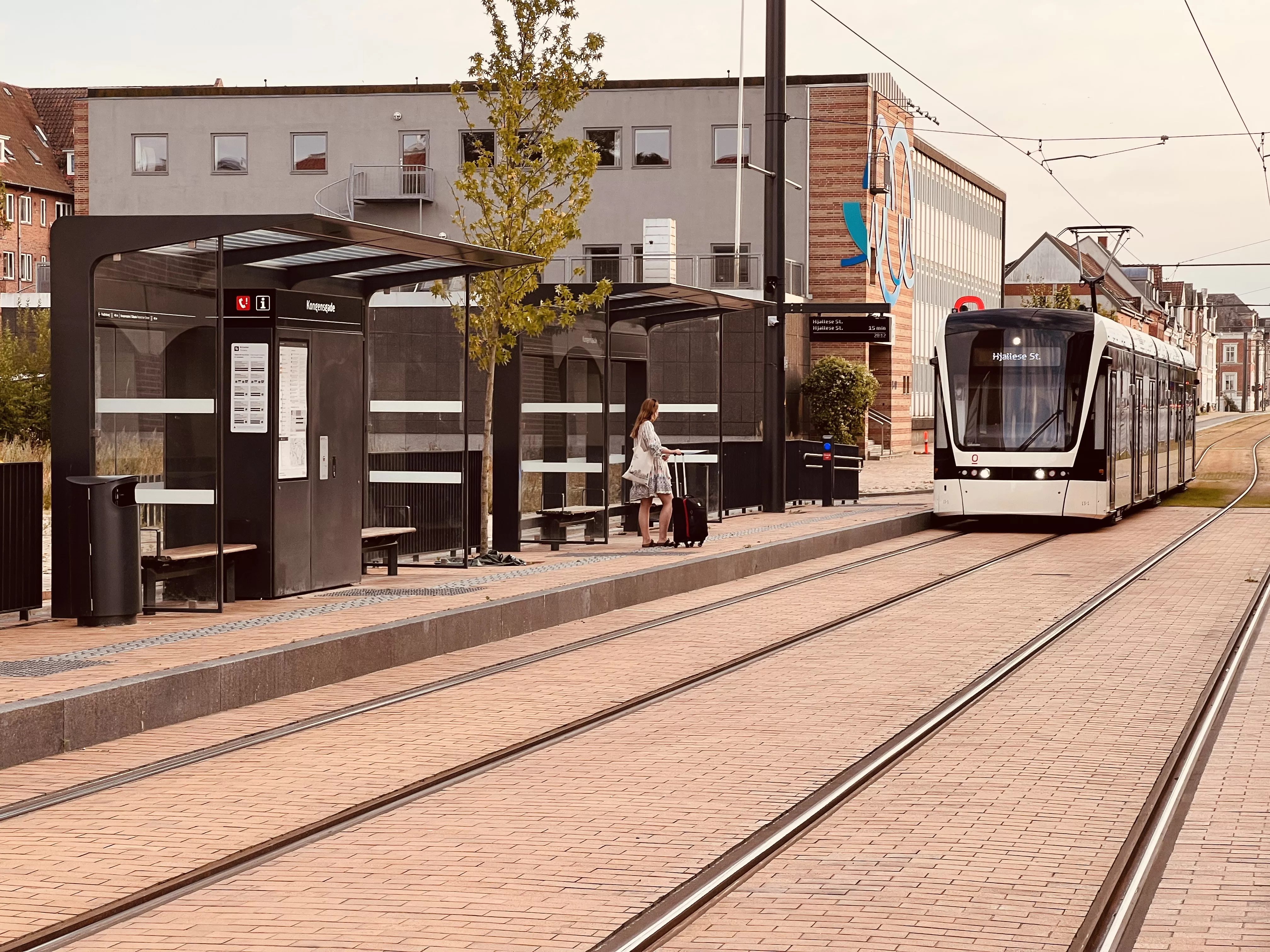 Billede af Odense Letbane togsæt 13 fotograferet ud for Kongensgade Letbanestation.