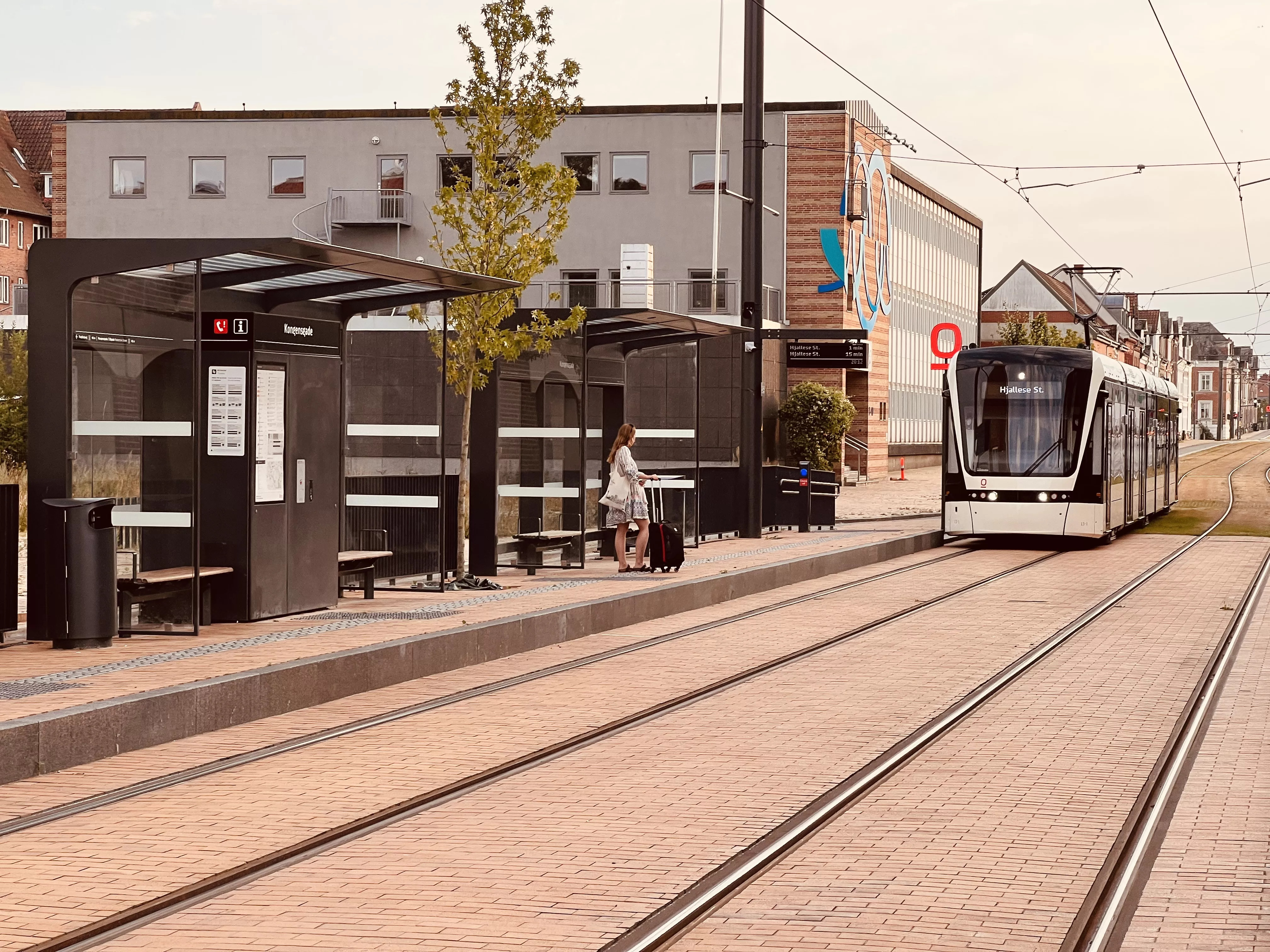 Billede af letbanetog ud for Kongensgade Letbanestation.