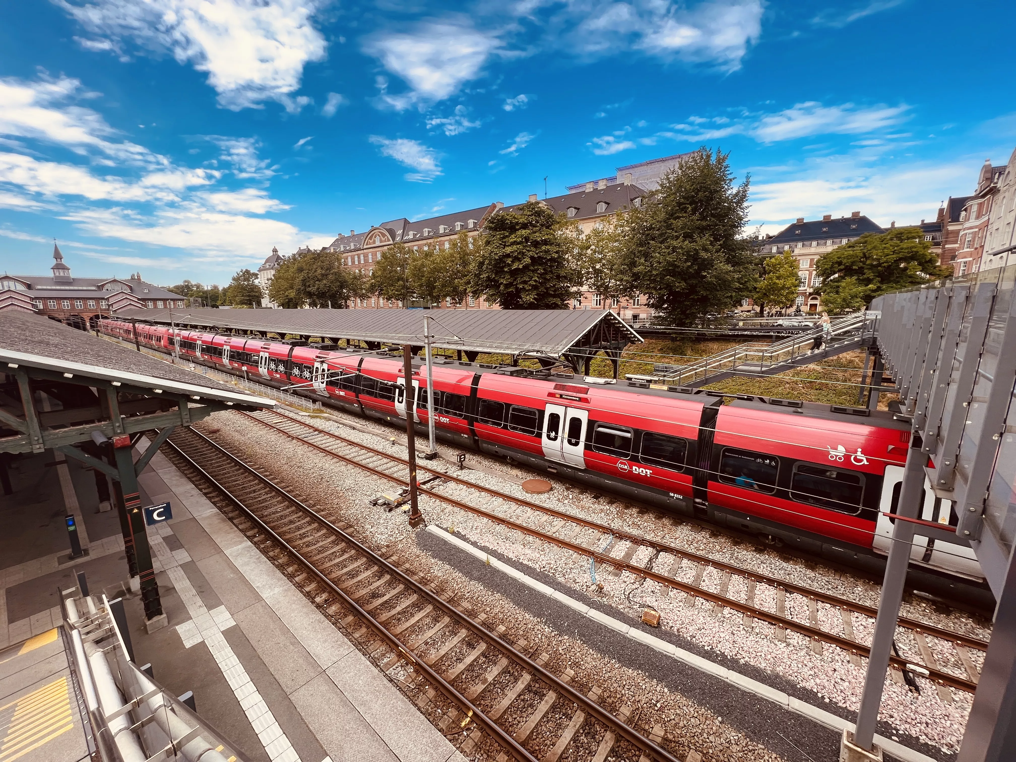 Billede af s-tog i "ny" bemaling ud for Østerport Station.