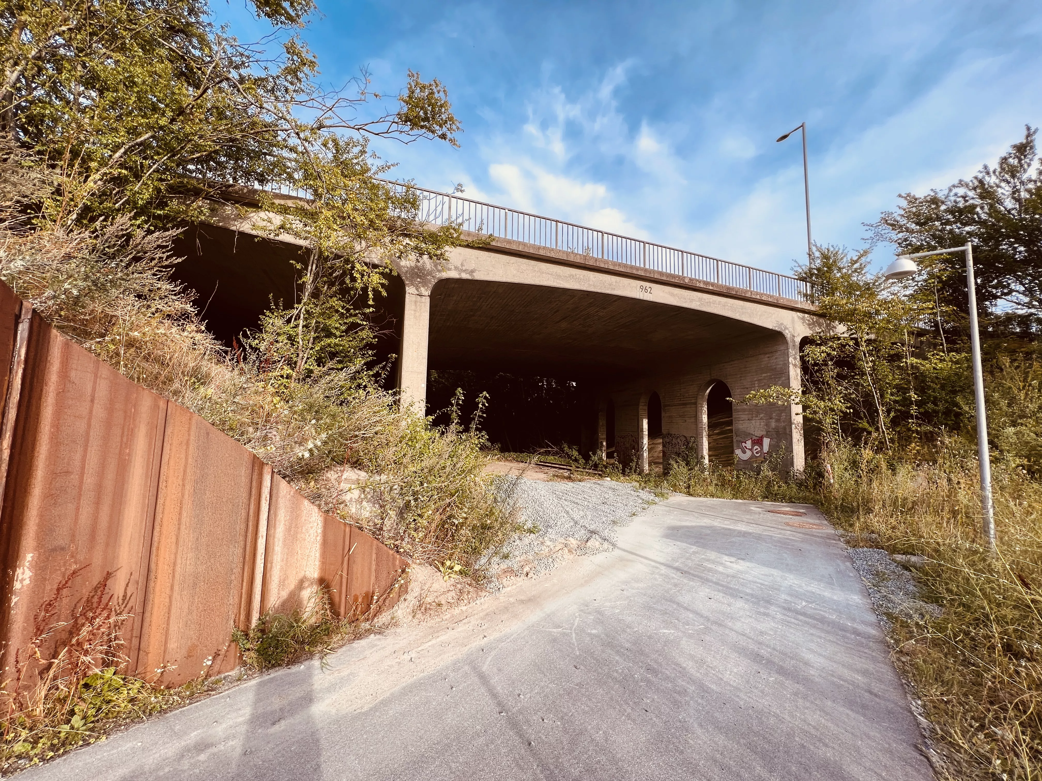 Billede af vejbroen over den nedlagte Køge-Ringsted Bane her ved Ringsted Station. Billede af vejbroen over den nedlagte Køge-Ringsted Bane her ved Ringsted Station.