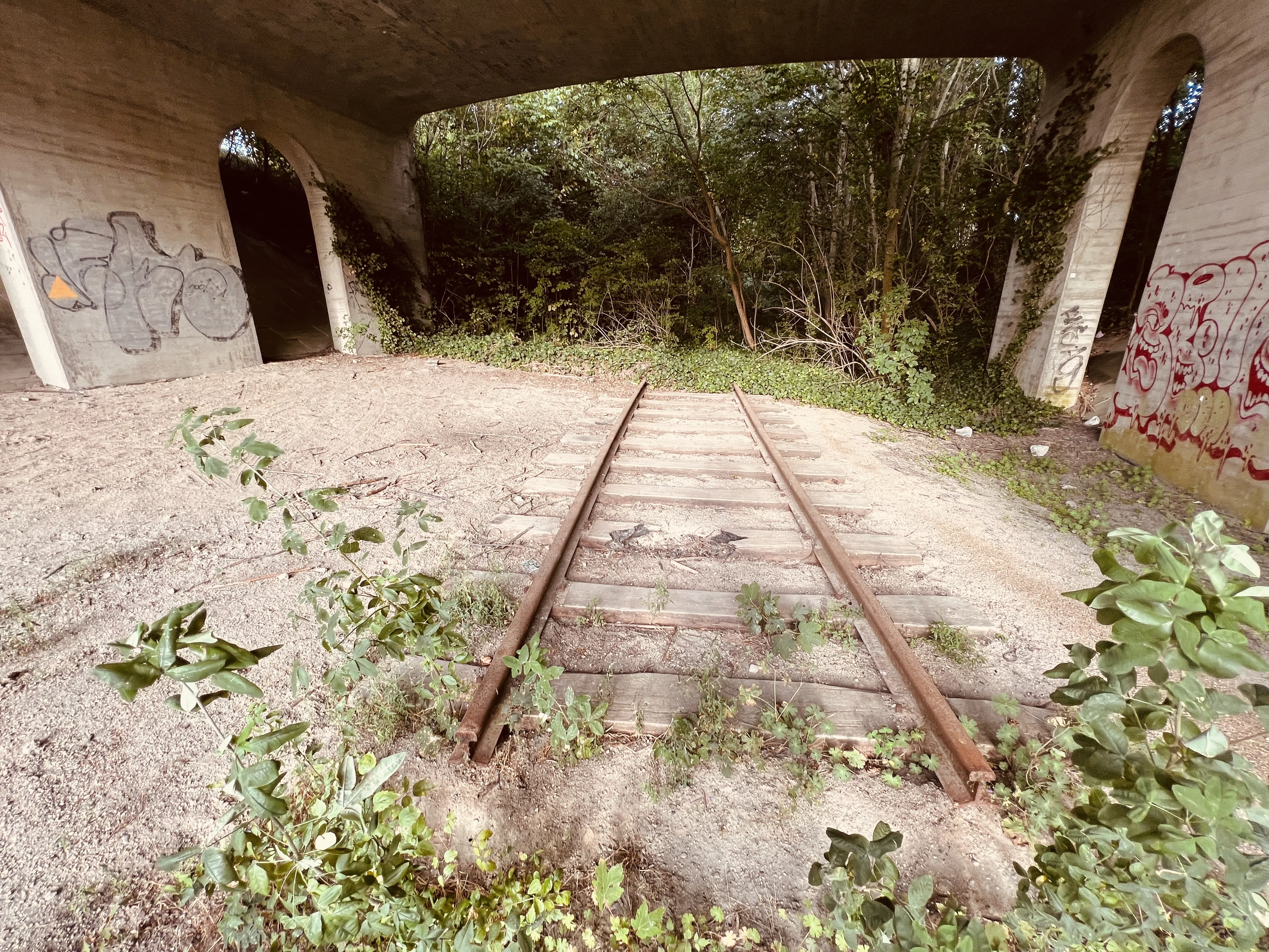 Billede af vejbroen over den nedlagte Køge-Ringsted Bane her ved Ringsted Station.