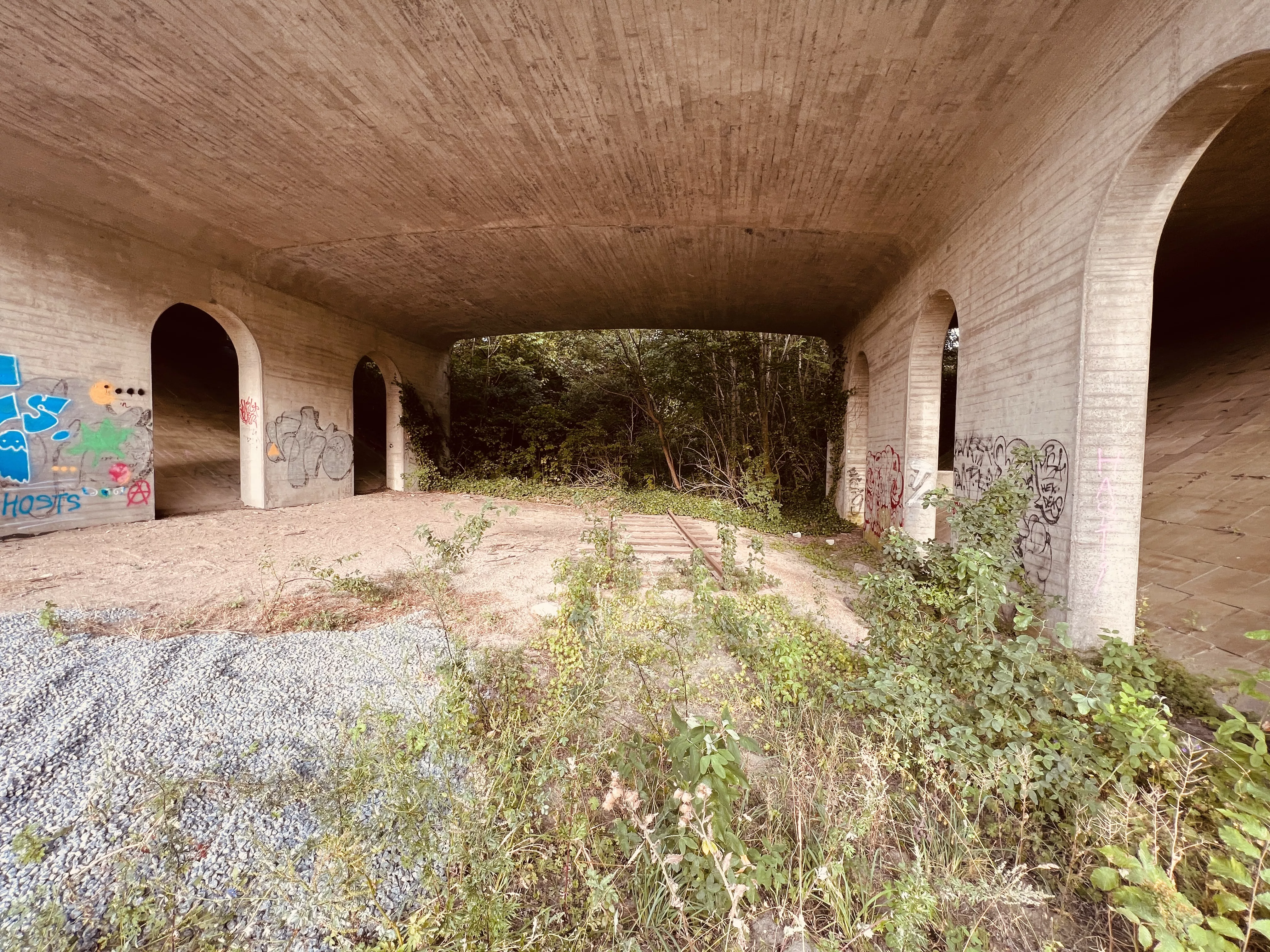 Billede af vejbroen over den nedlagte Køge-Ringsted Bane her ved Ringsted Station.