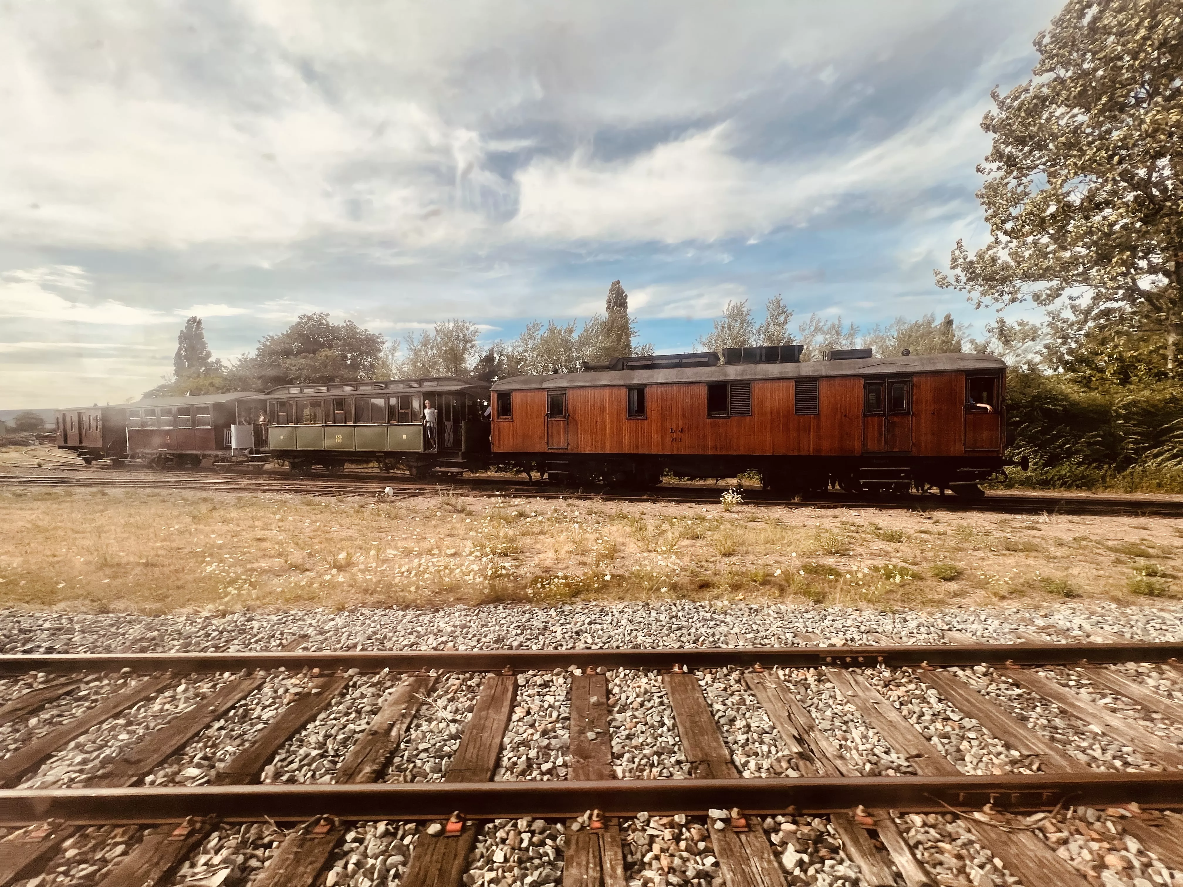 Billede af tog fra Maribo-Bandholm Veteranbane ud for Maribo Station.