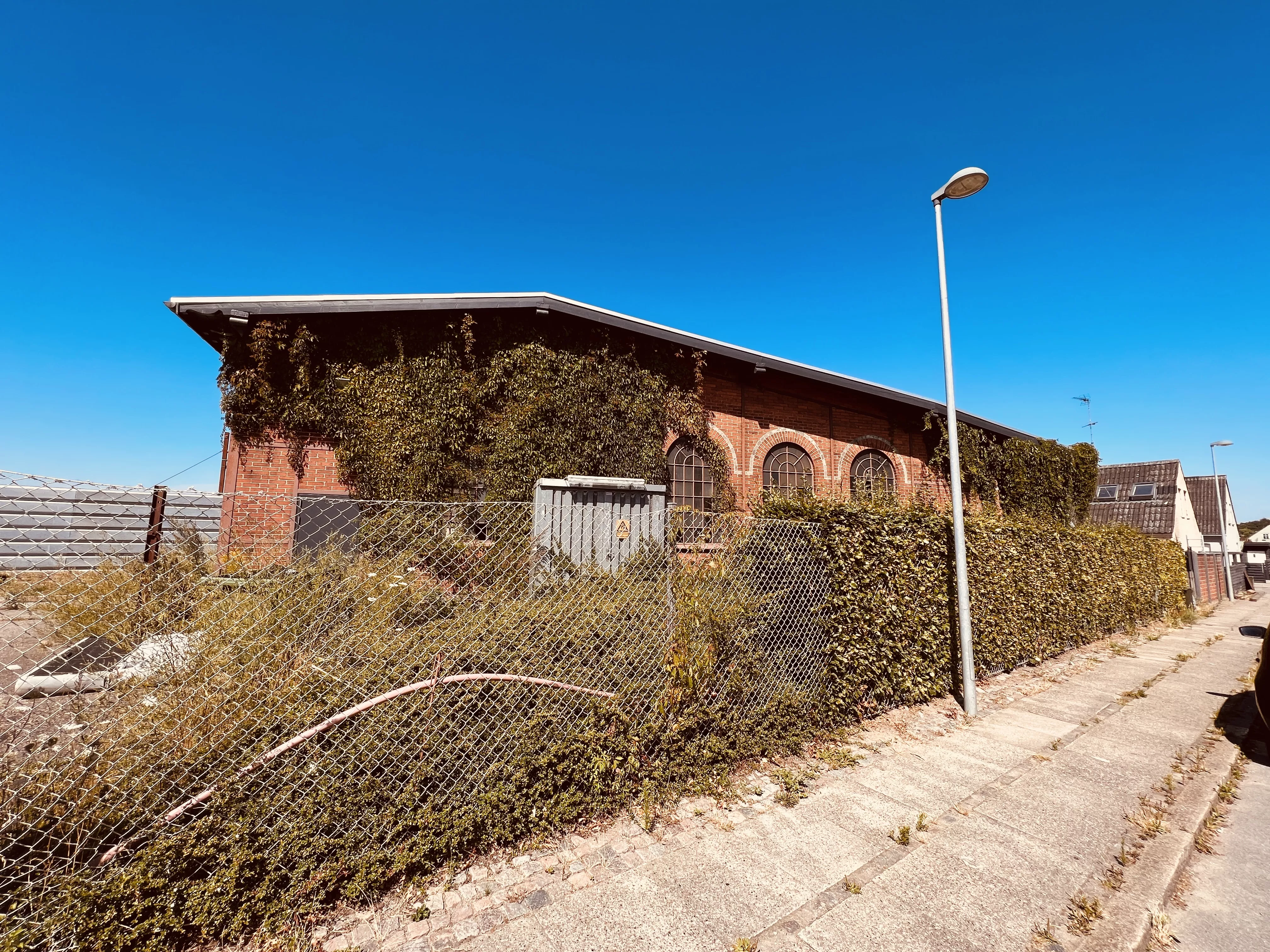 Billede af den nedlagte Stubbekøbing-Nysted Banes lille remise ved Nykøbing Falster Station