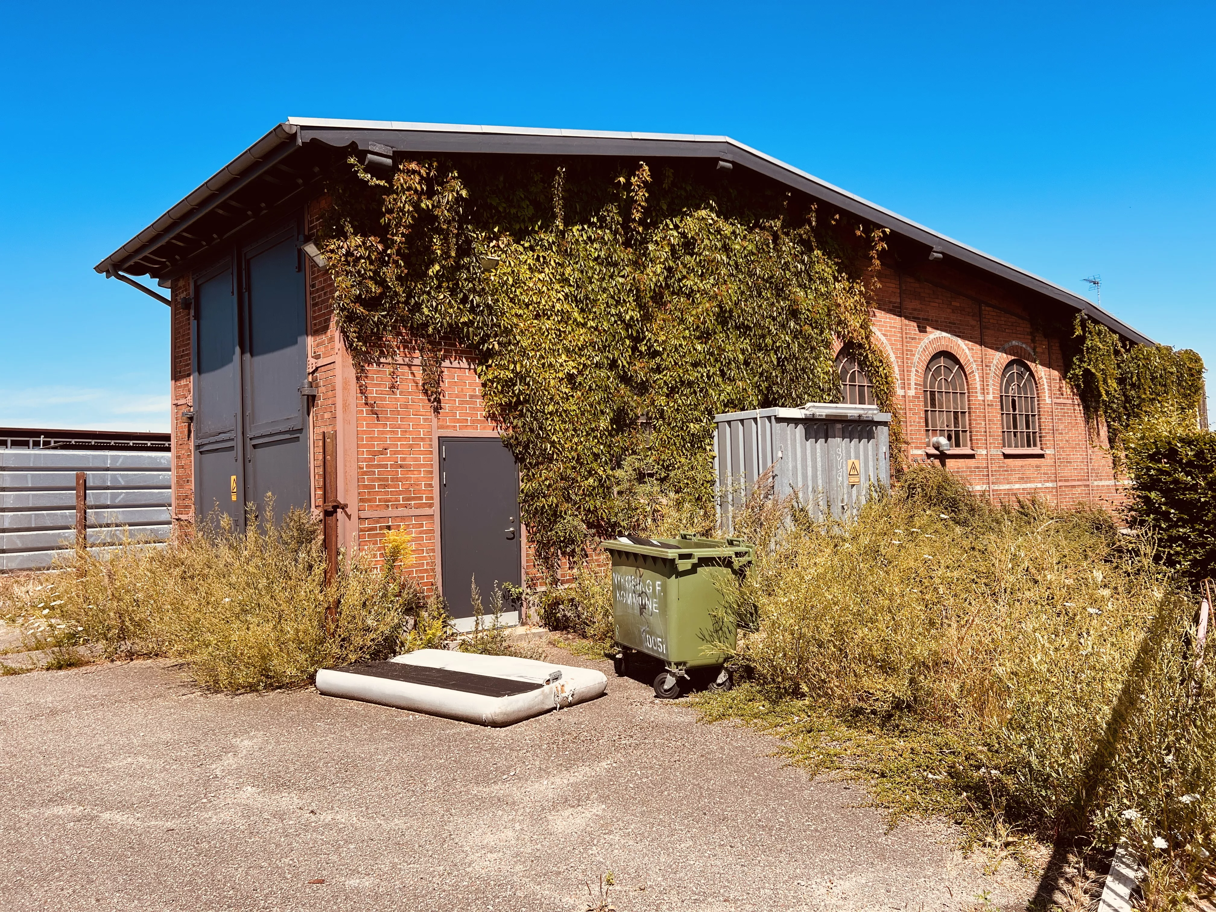 Billede af den nedlagte Stubbekøbing-Nysted Banes lille remise ved Nykøbing Falster Station