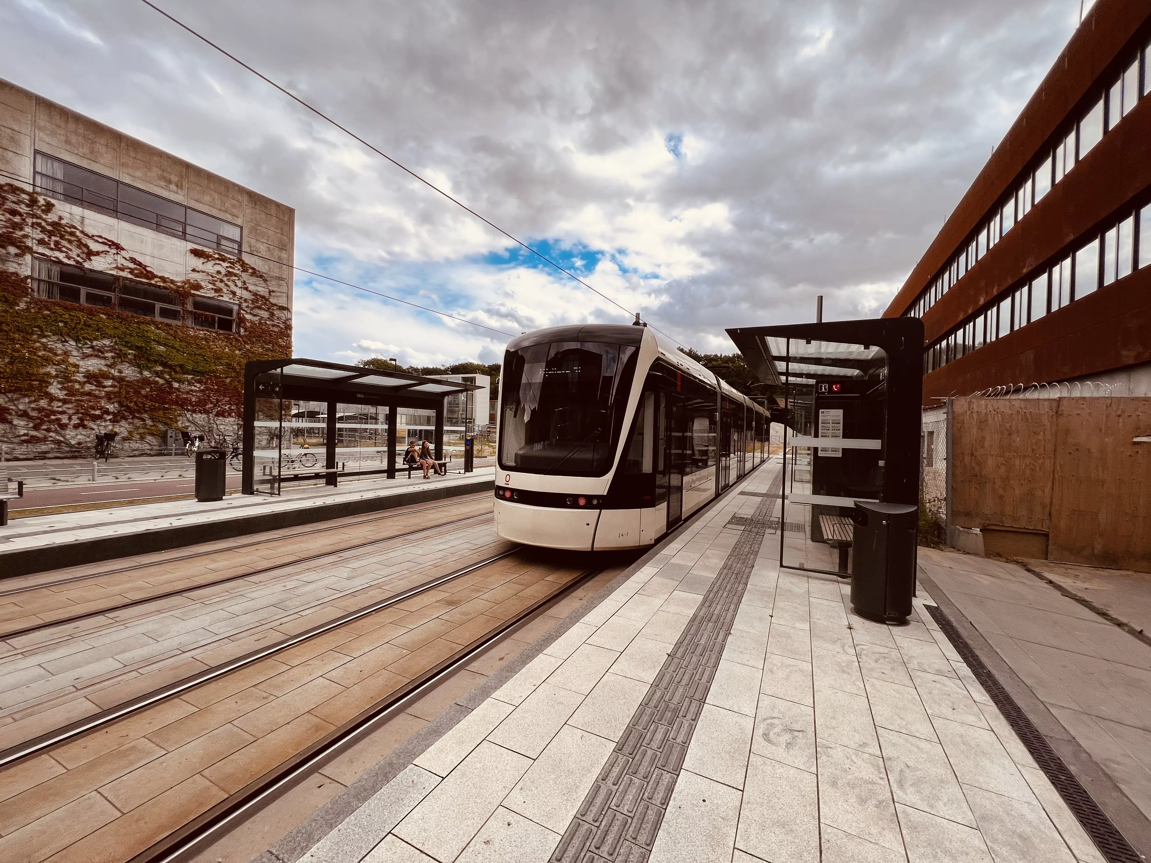 Billede af Odense Letbane togsæt 14 fotograferet ud for SDU Letbanestation. Billede af Odense Letbane togsæt 14 fotograferet ud for SDU Letbanestation.