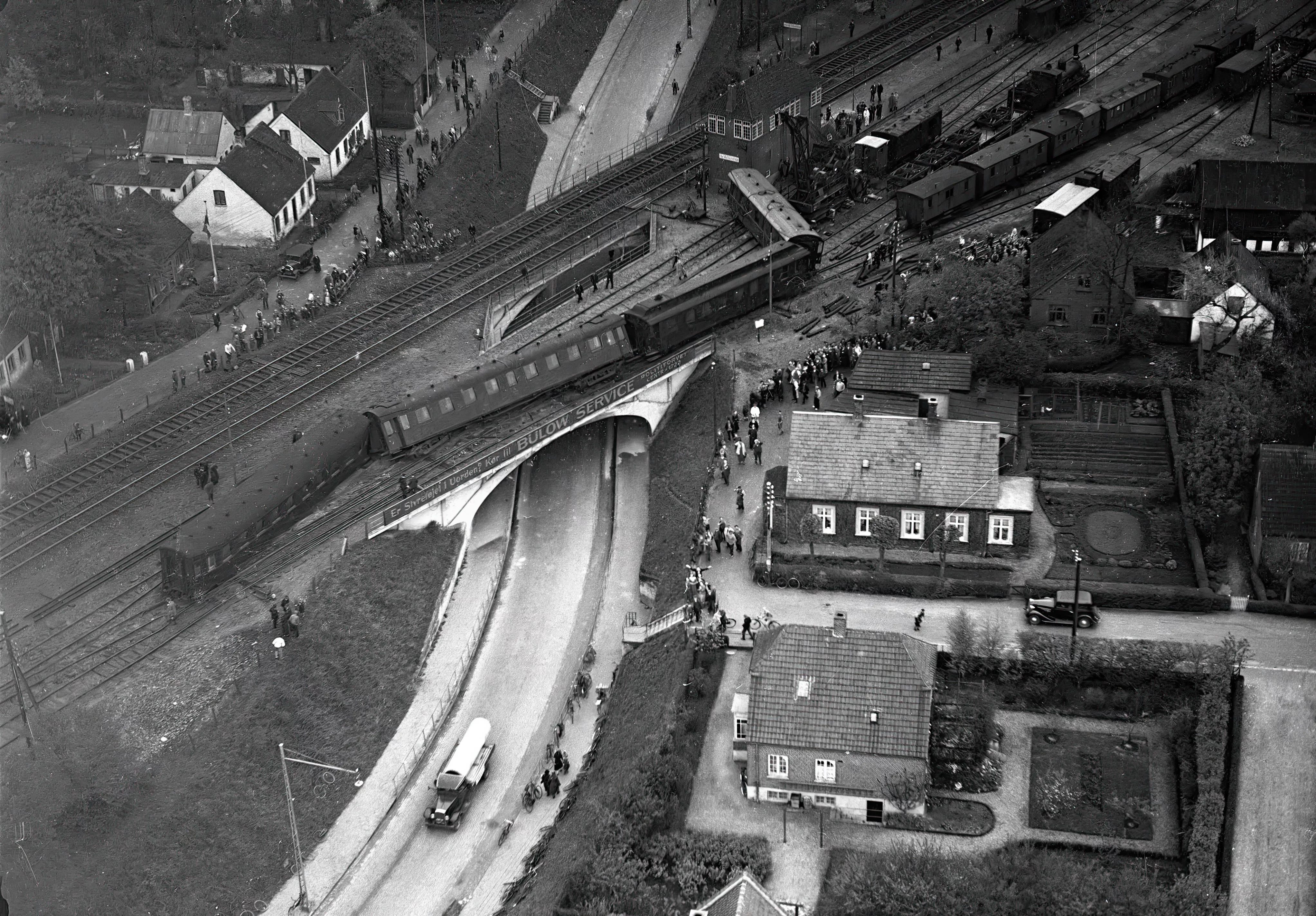 Billede af togulykken ved Hedehusene Station den 15. maj 1936, hvor eksprestog 40 fra Korsør overset et signal for langsom kørsel.