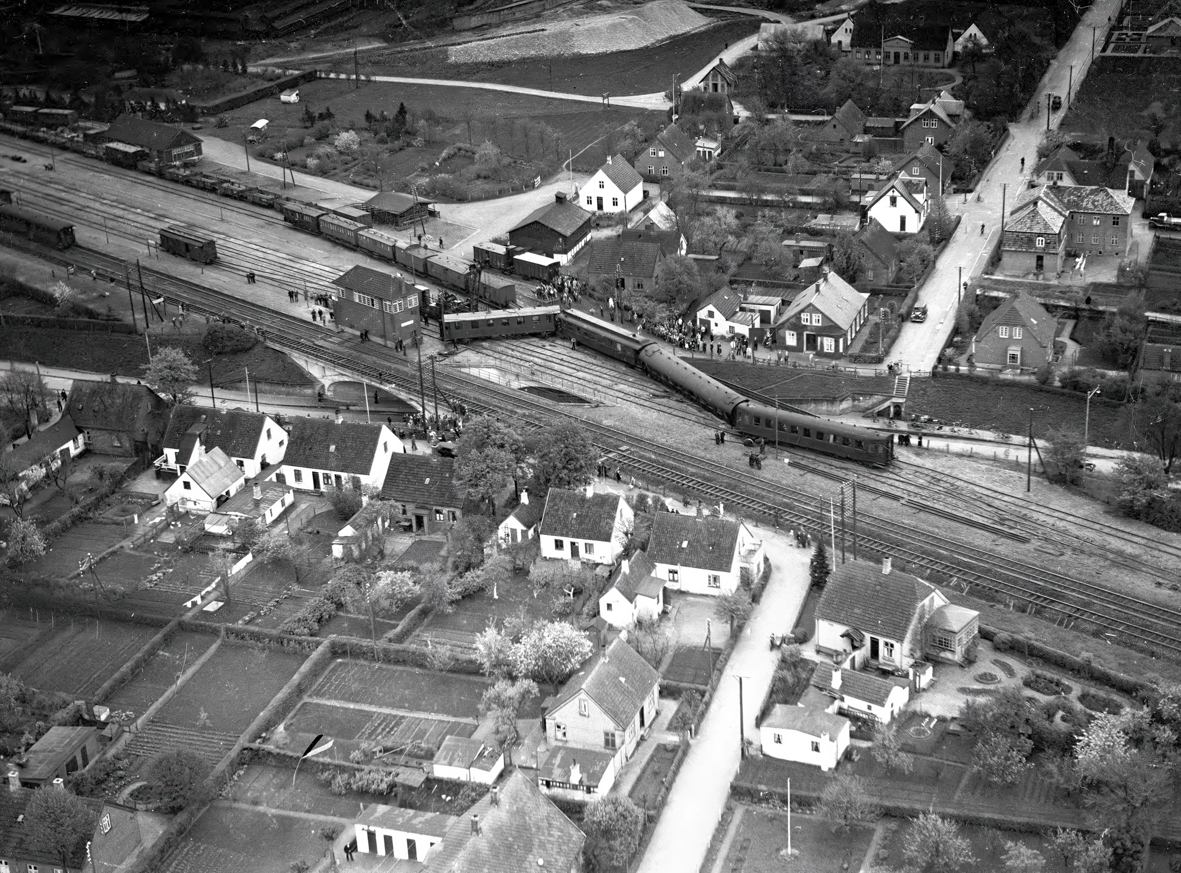 Billede af togulykken ved Hedehusene Station den 15. maj 1936, hvor eksprestog 40 fra Korsør overset et signal for langsom kørsel.