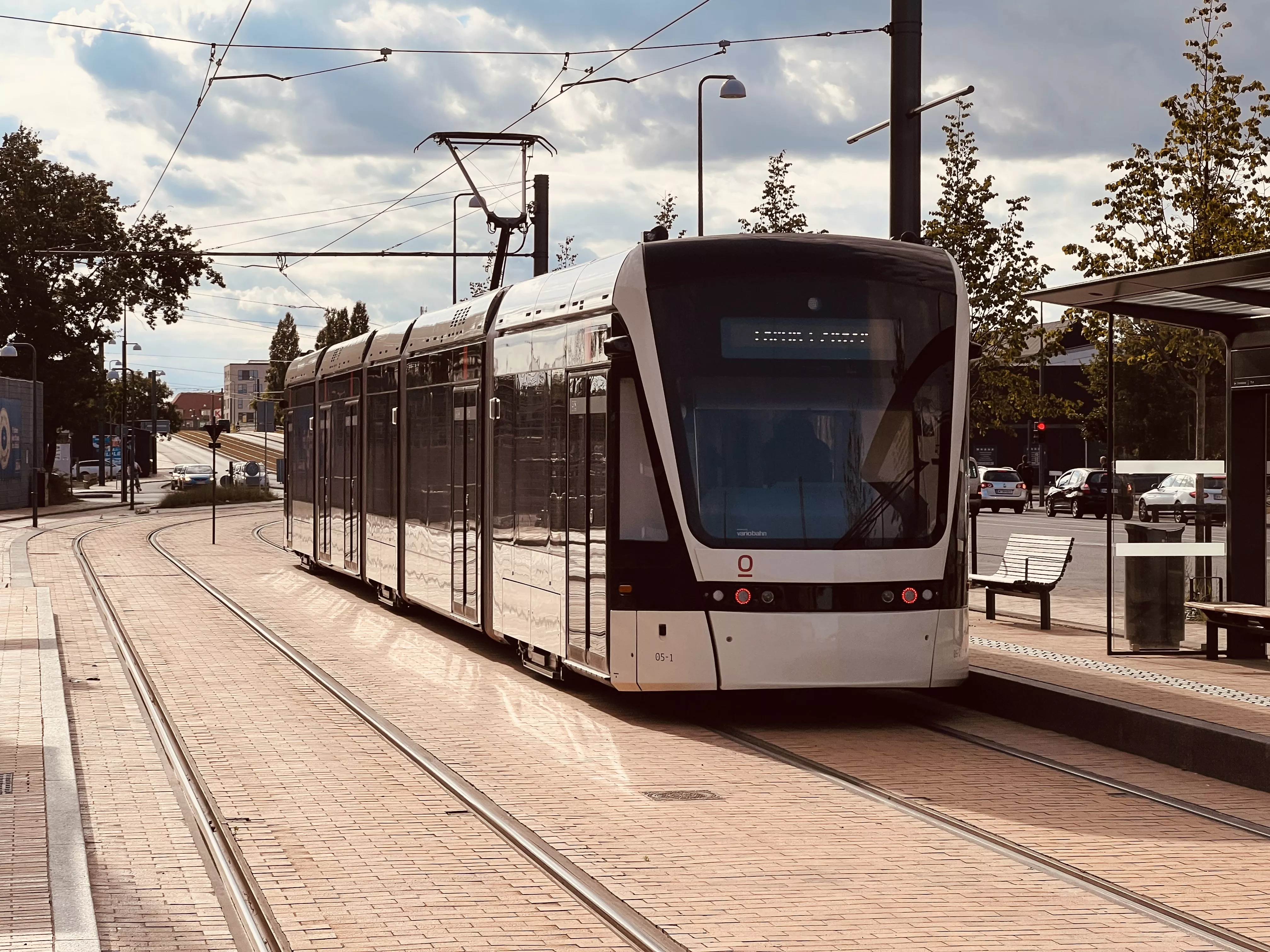 Billede af Odense Letbane togsæt 05 fotograferet ud for Vesterbro Letbanestation. Billede af Odense Letbane togsæt 05 fotograferet ud for Vesterbro Letbanestation.