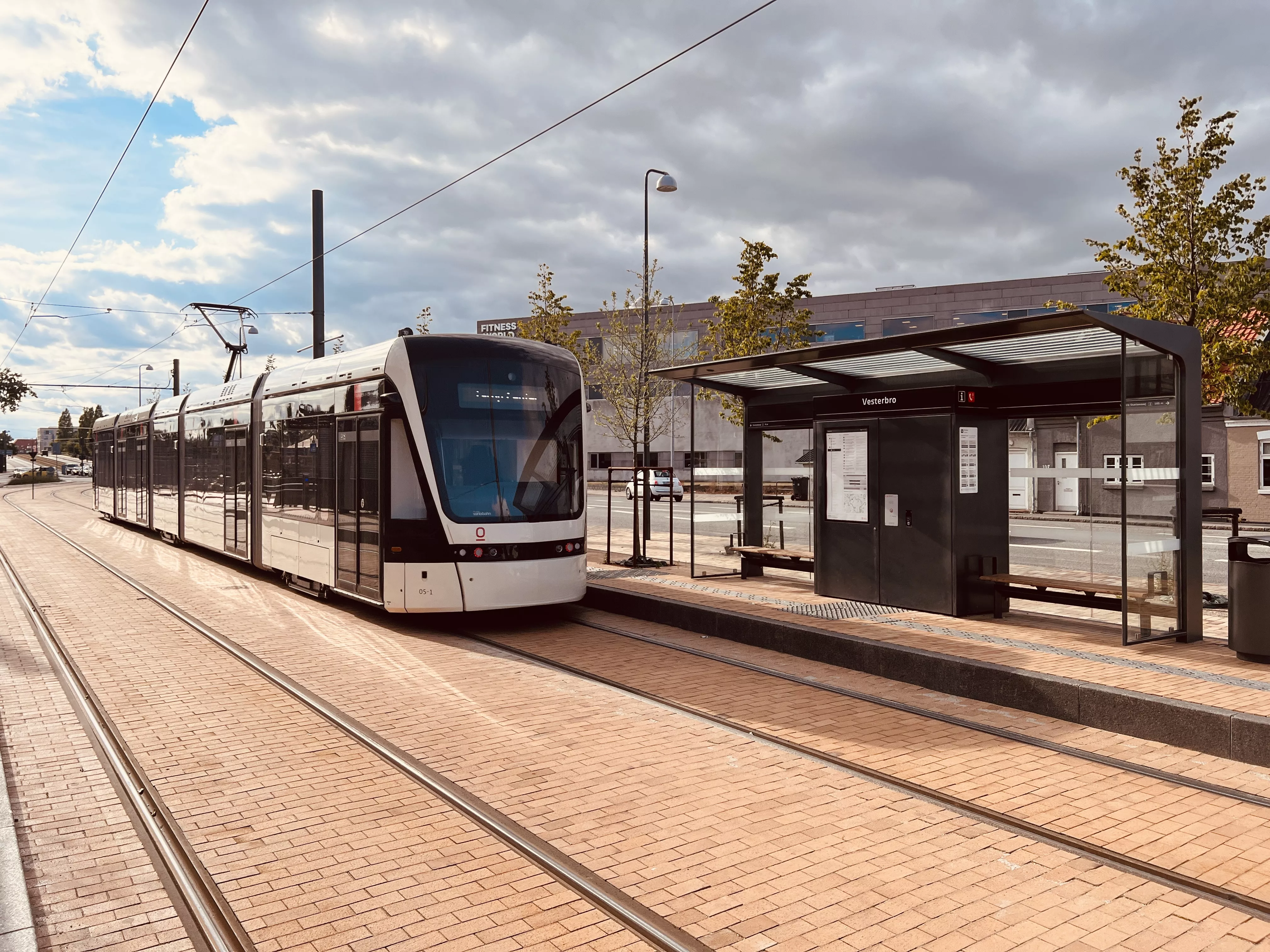 Billede af letbanetog ud for Vesterbro Letbanestation.