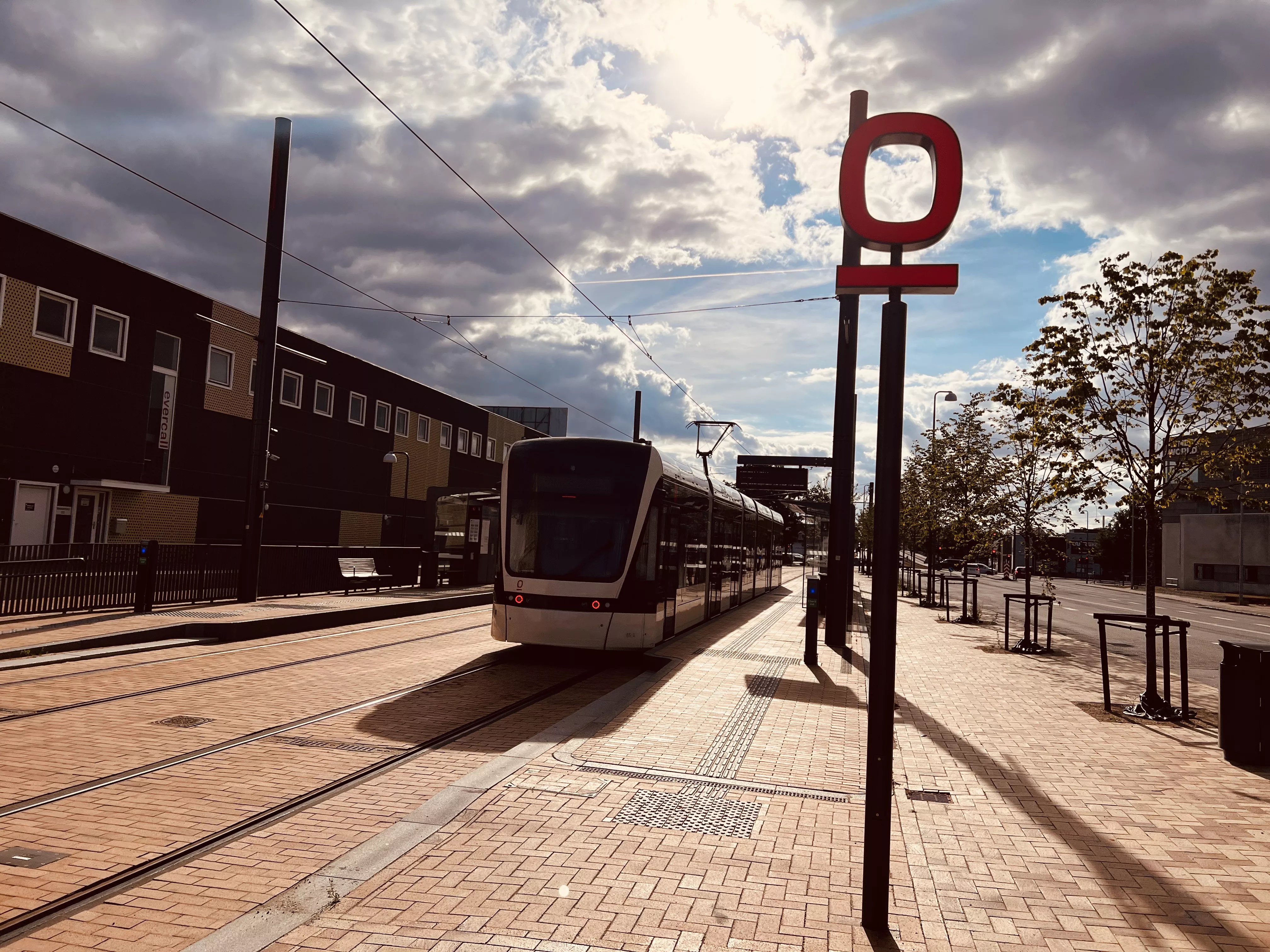 Billede af letbanetog ud for Vesterbro Letbanestation.