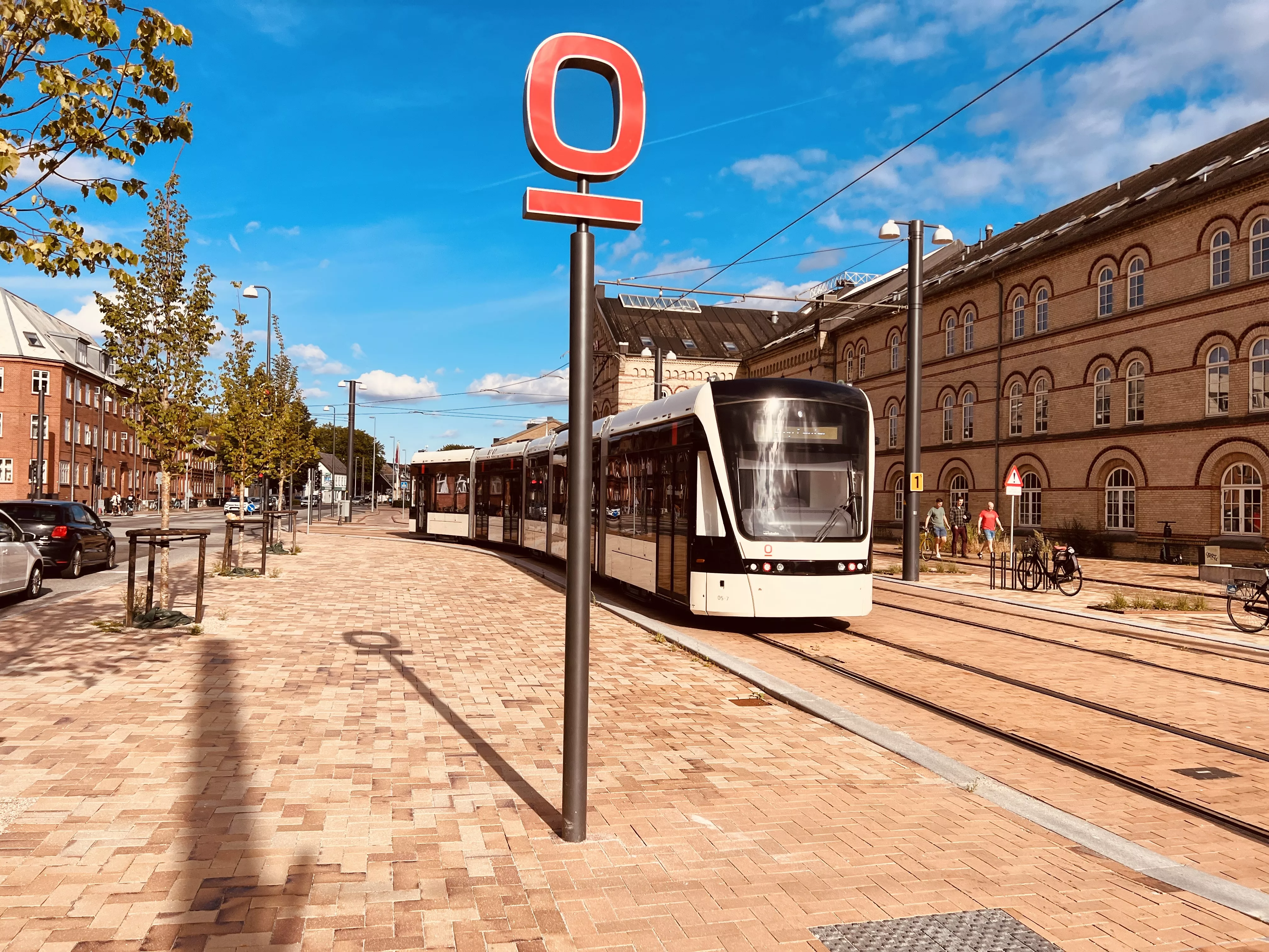 Billede af Odense Letbane togsæt 05 fotograferet ud for Vesterbro Letbanestation.