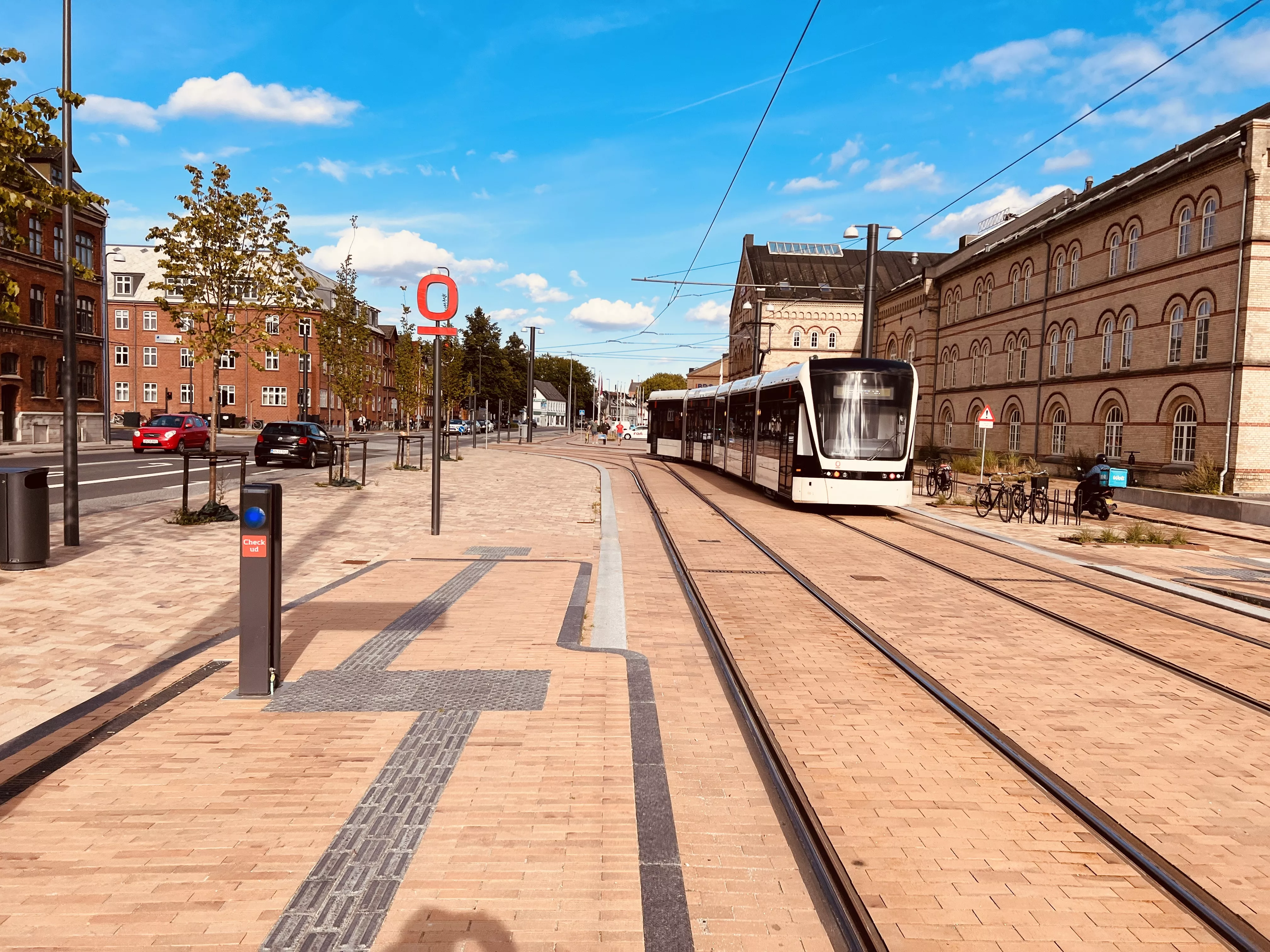 Billede af letbanetog ud for Vesterbro Letbanestation.