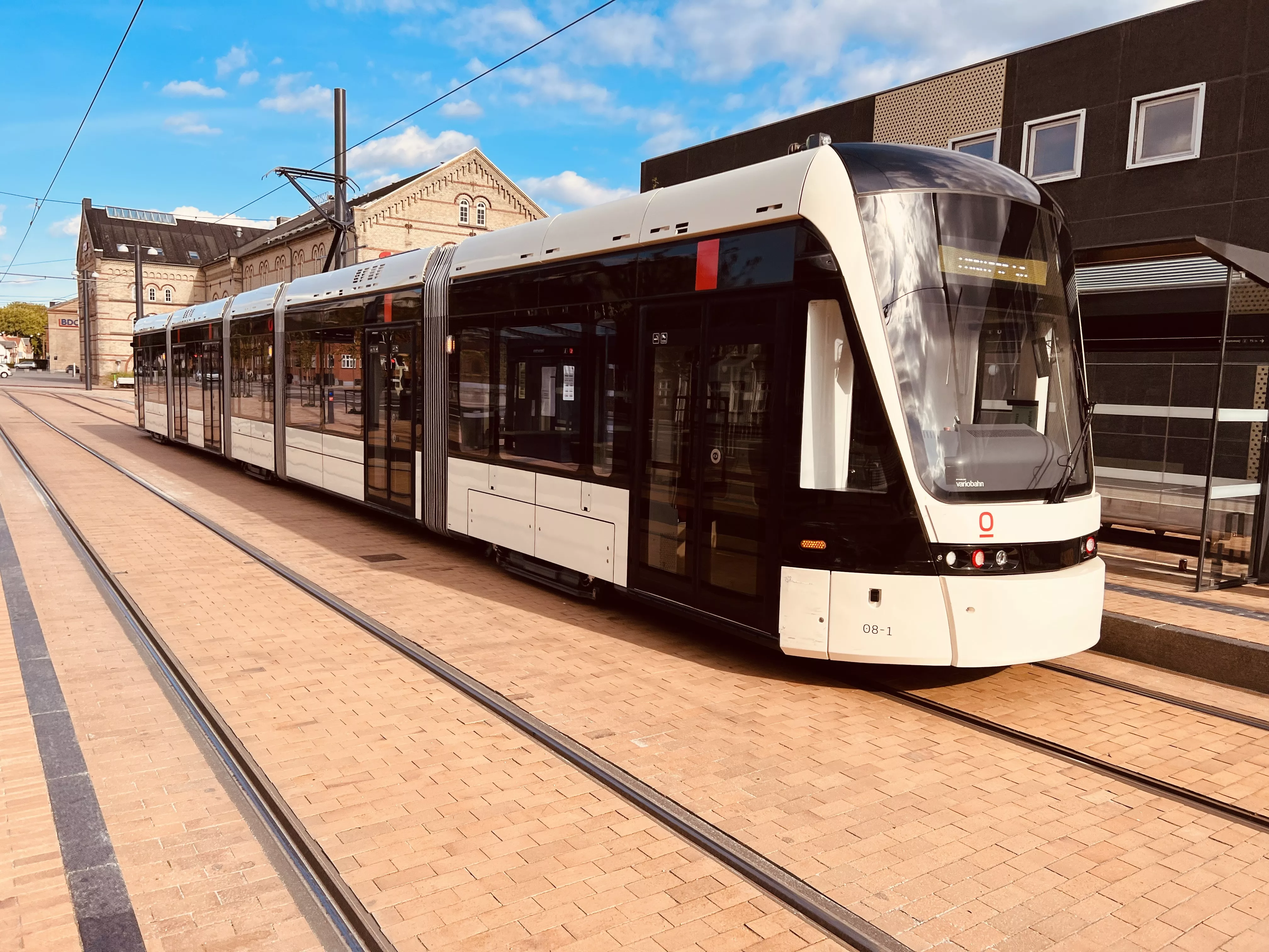 Billede af Odense Letbane togsæt 08 fotograferet ud for Vesterbro Letbanestation.