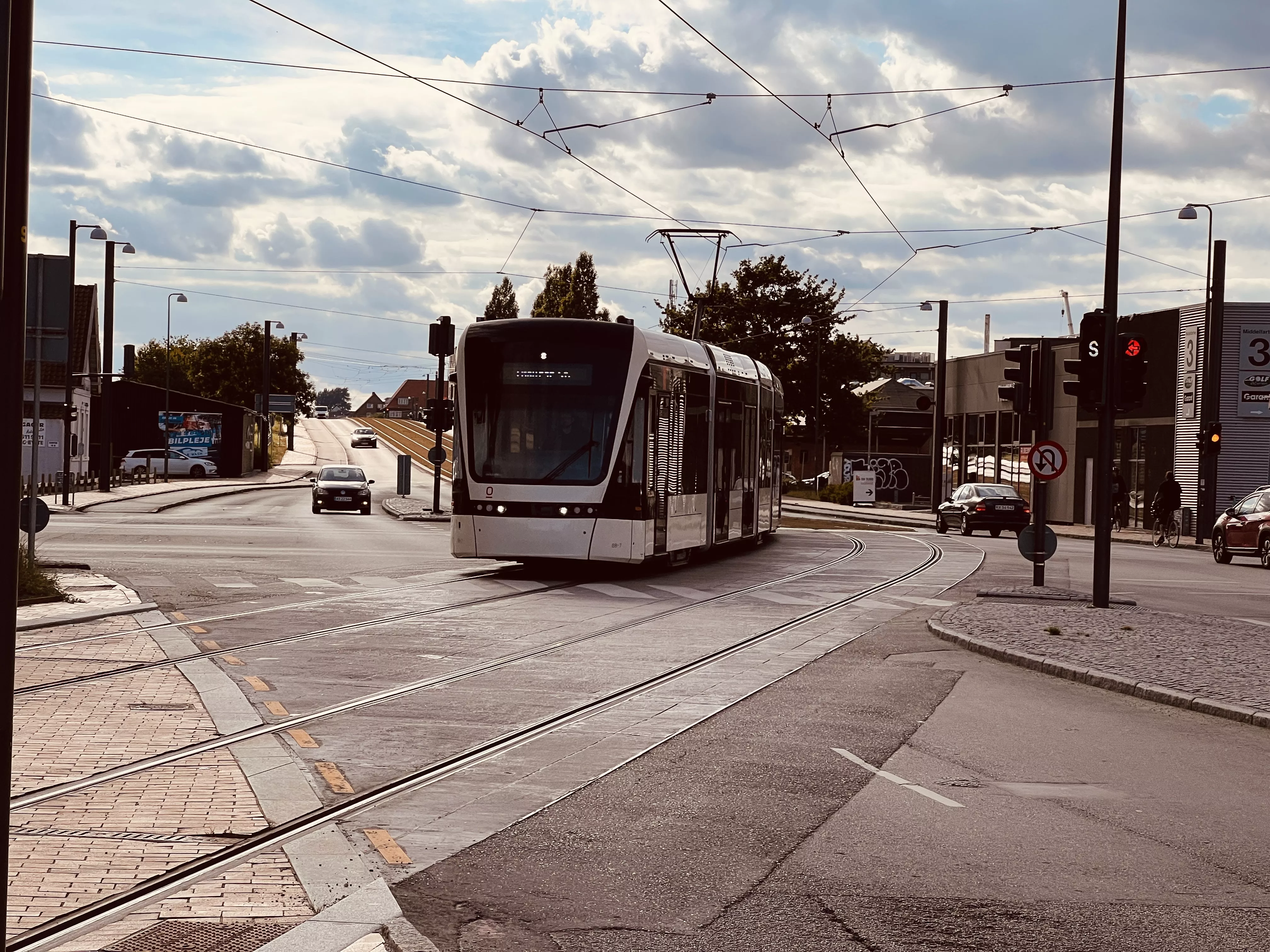 Billede af Odense Letbane togsæt 08 fotograferet ud for Vesterbro Letbanestation. Billede af Odense Letbane togsæt 08 fotograferet ud for Vesterbro Letbanestation.