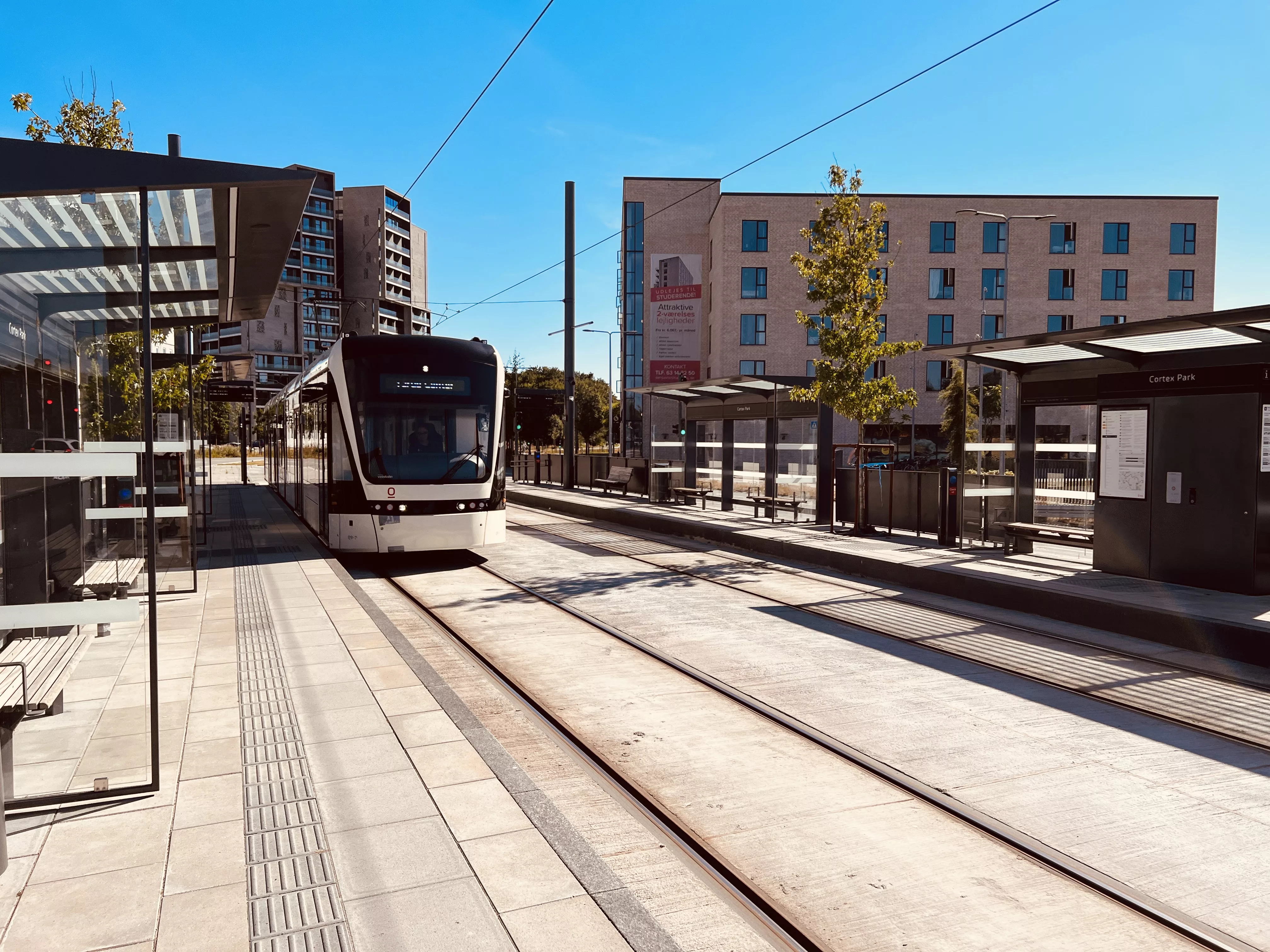 Billede af letbanetog ud for Cortex Park Letbanestation. Billede af letbanetog ud for Cortex Park Letbanestation.