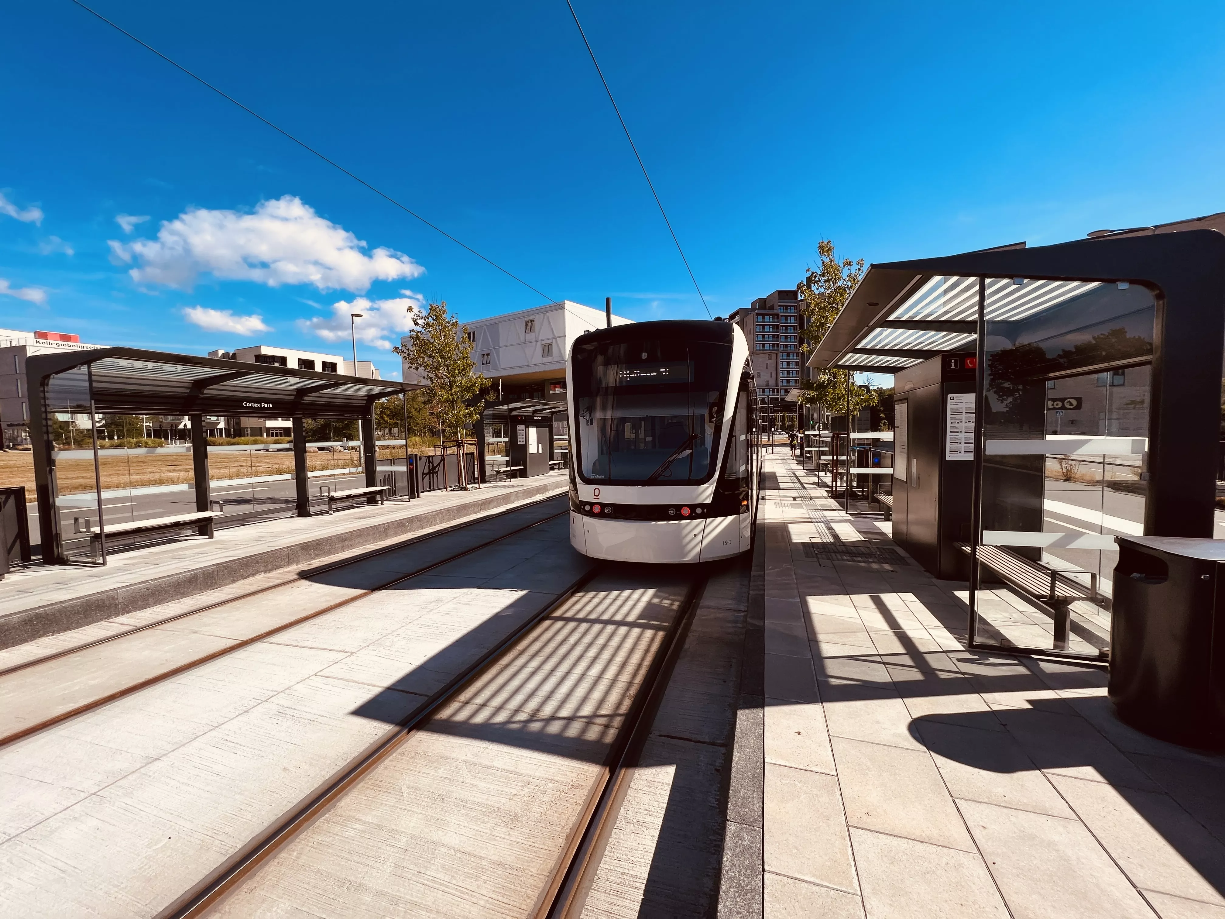 Billede af letbanetog ud for Cortex Park Letbanestation. Billede af letbanetog ud for Cortex Park Letbanestation.