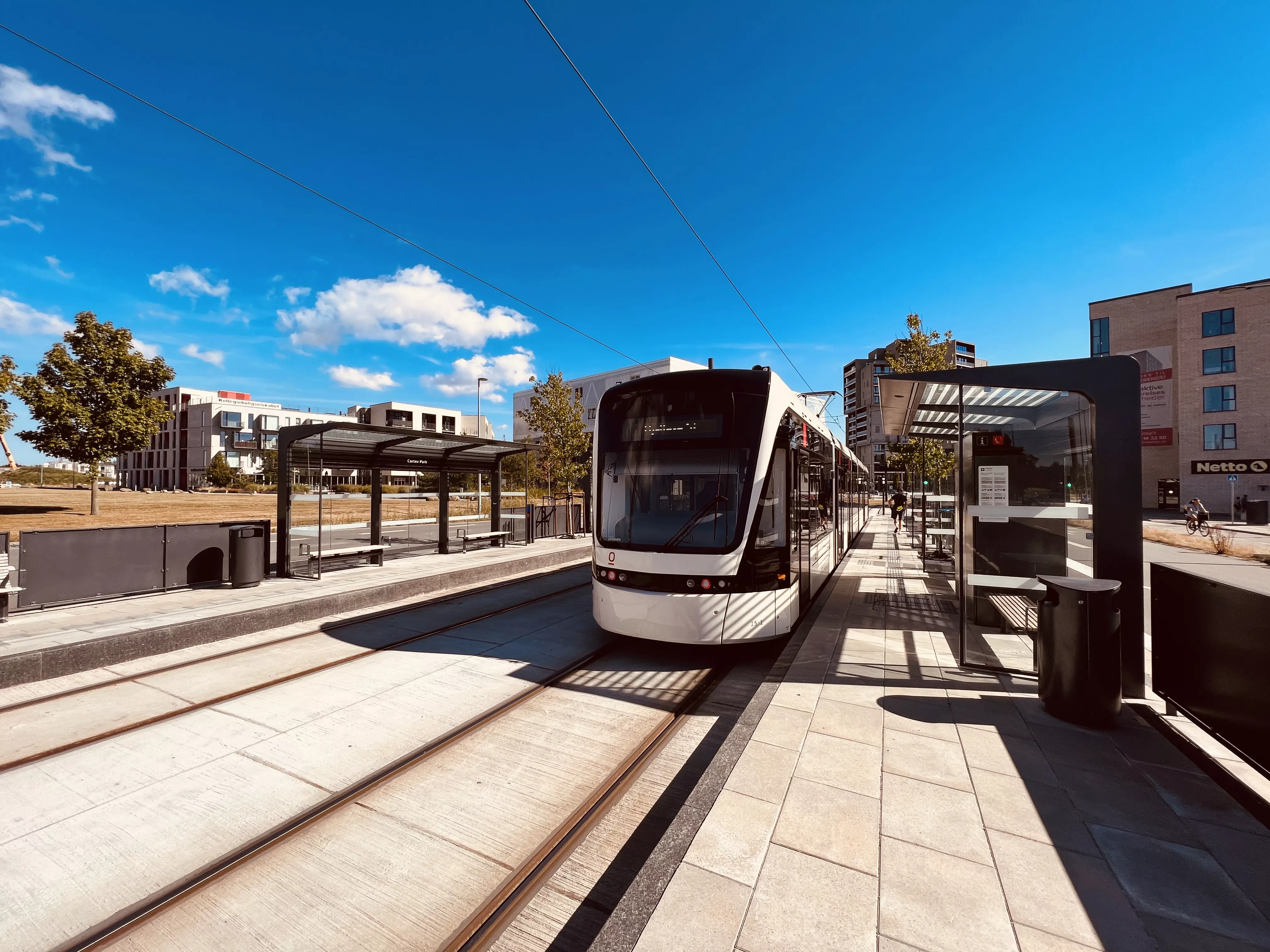 Billede af letbanetog ud for Cortex Park Letbanestation. Billede af letbanetog ud for Cortex Park Letbanestation.