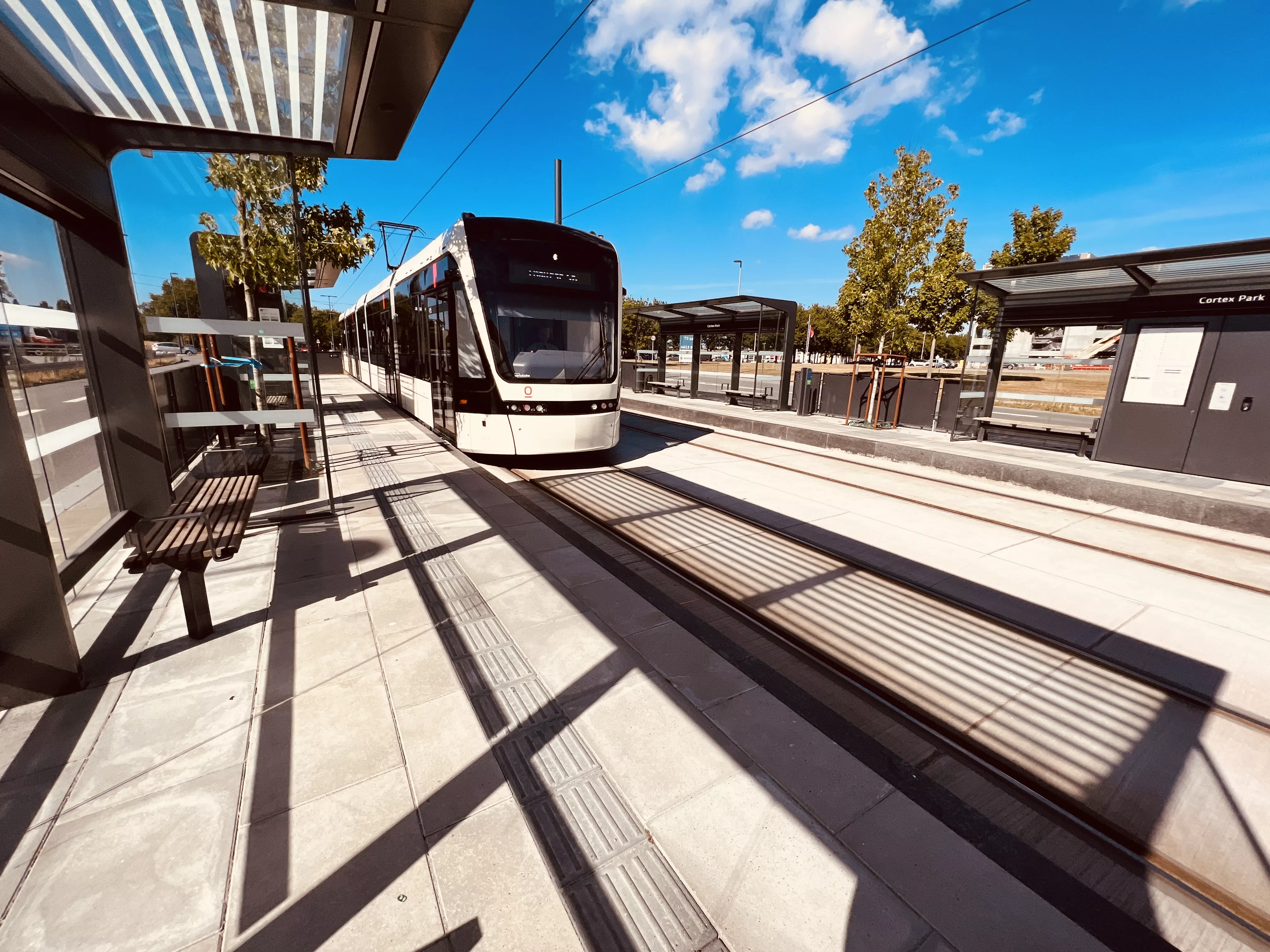 Billede af Odense Letbane togsæt 15 fotograferet ud for Cortex Park Letbanestation. Billede af Odense Letbane togsæt 15 fotograferet ud for Cortex Park Letbanestation.