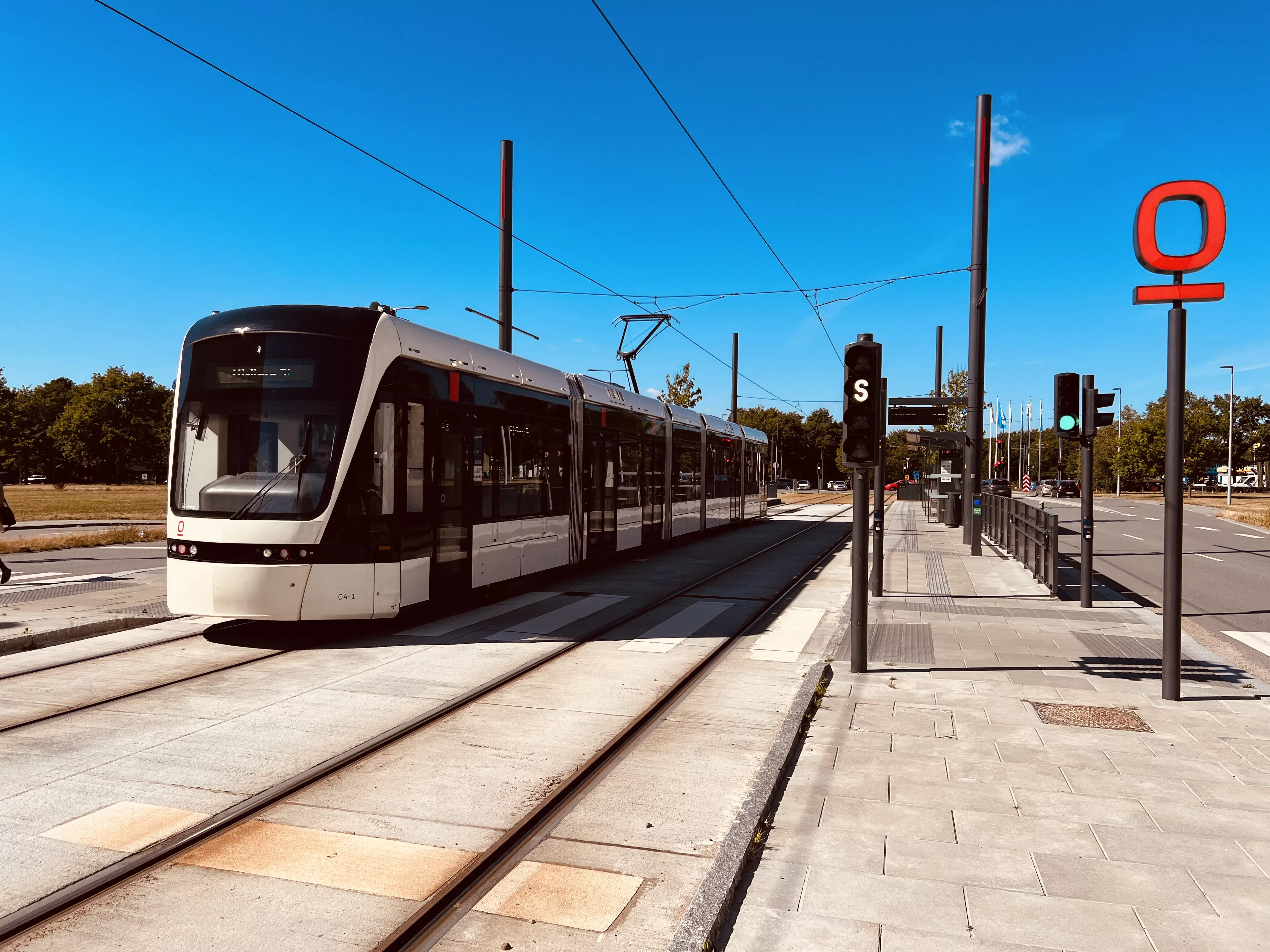 Billede af Odense Letbane togsæt 04 fotograferet ud for Cortex Park Letbanestation.