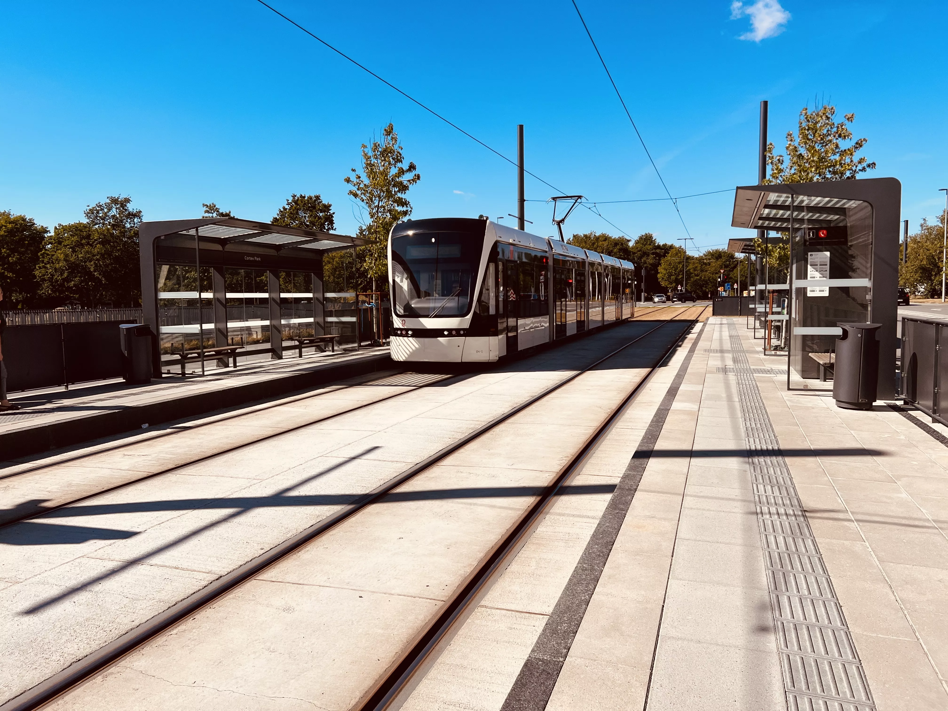 Billede af letbanetog ud for Cortex Park Letbanestation. Billede af letbanetog ud for Cortex Park Letbanestation.