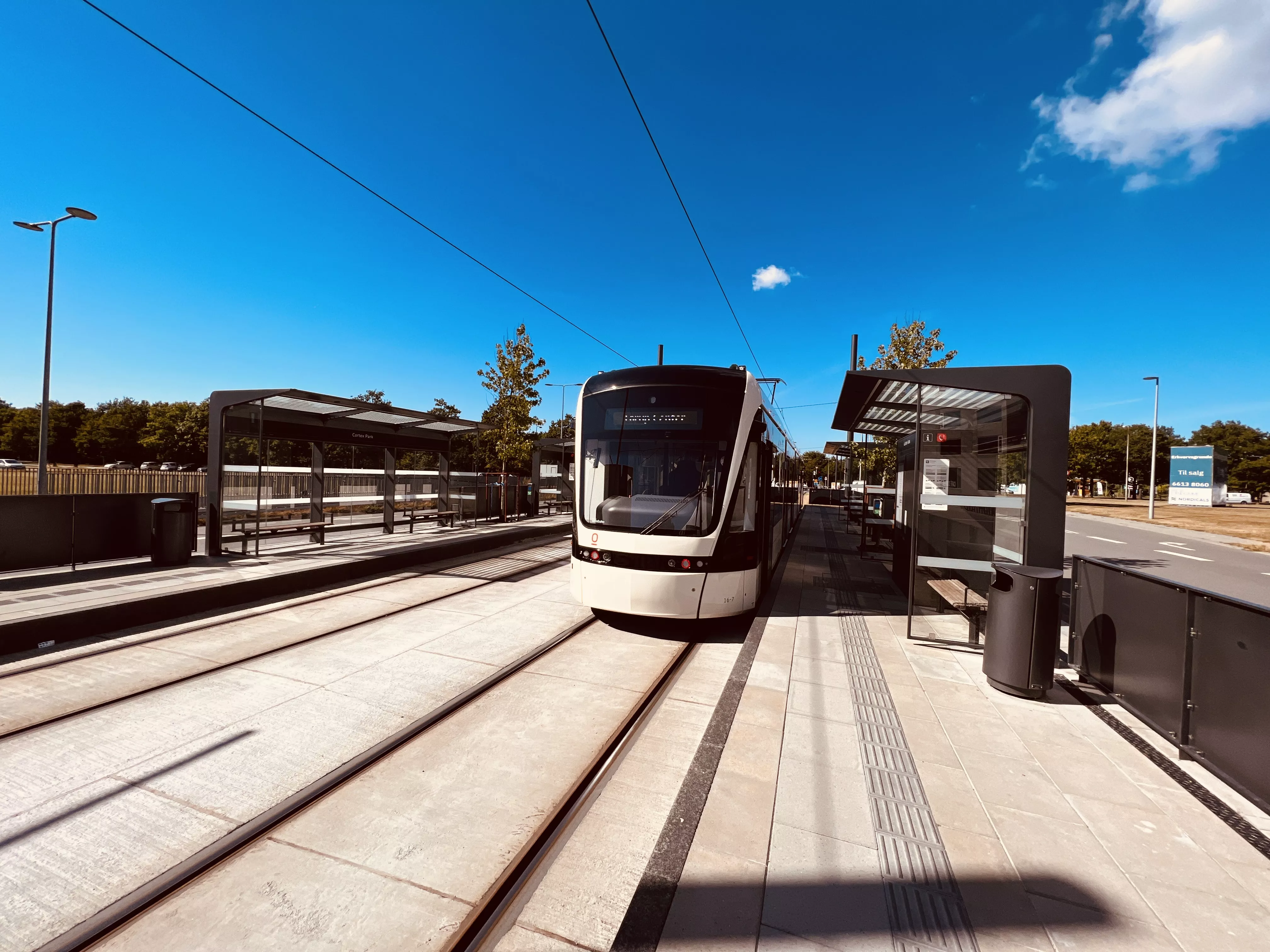 Billede af letbanetog ud for Cortex Park Letbanestation. Billede af letbanetog ud for Cortex Park Letbanestation.