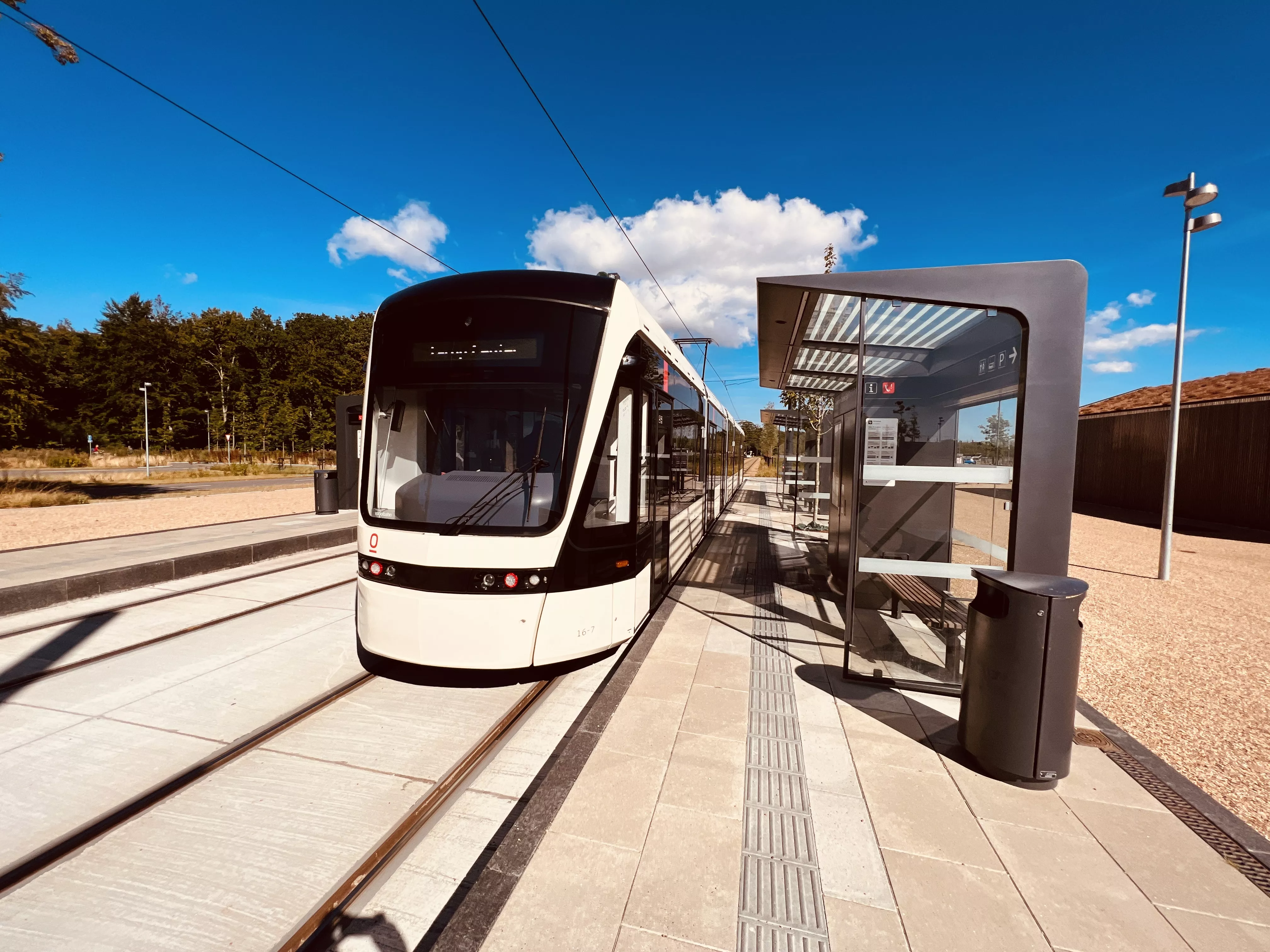 Billede af Odense Letbane togsæt 16 fotograferet ud for Parkering Odense Syd Letbanestation. Billede af Odense Letbane togsæt 16 fotograferet ud for Parkering Odense Syd Letbanestation.