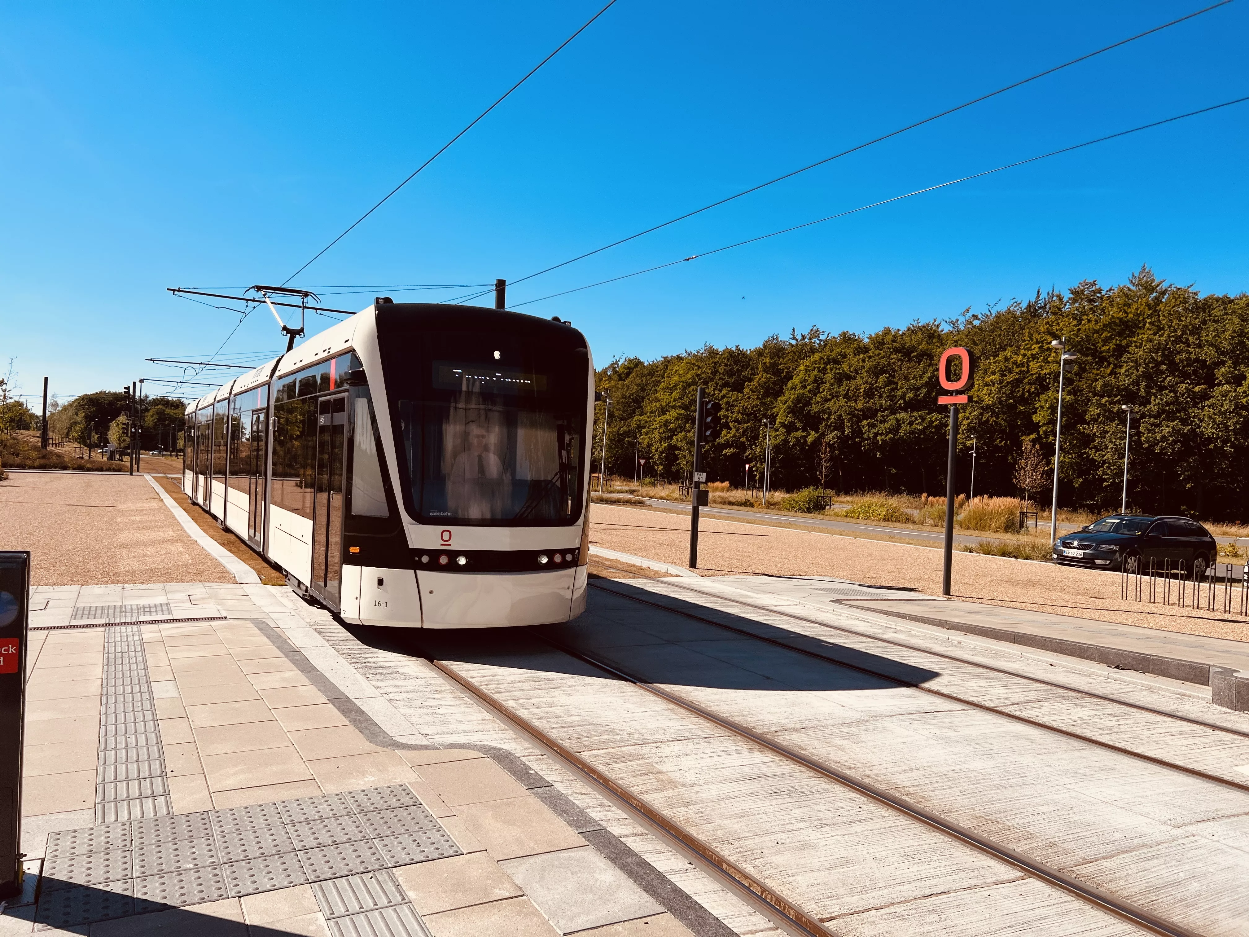 Billede af Odense Letbane togsæt 16 fotograferet ud for Parkering Odense Syd Letbanestation. Billede af Odense Letbane togsæt 16 fotograferet ud for Parkering Odense Syd Letbanestation.