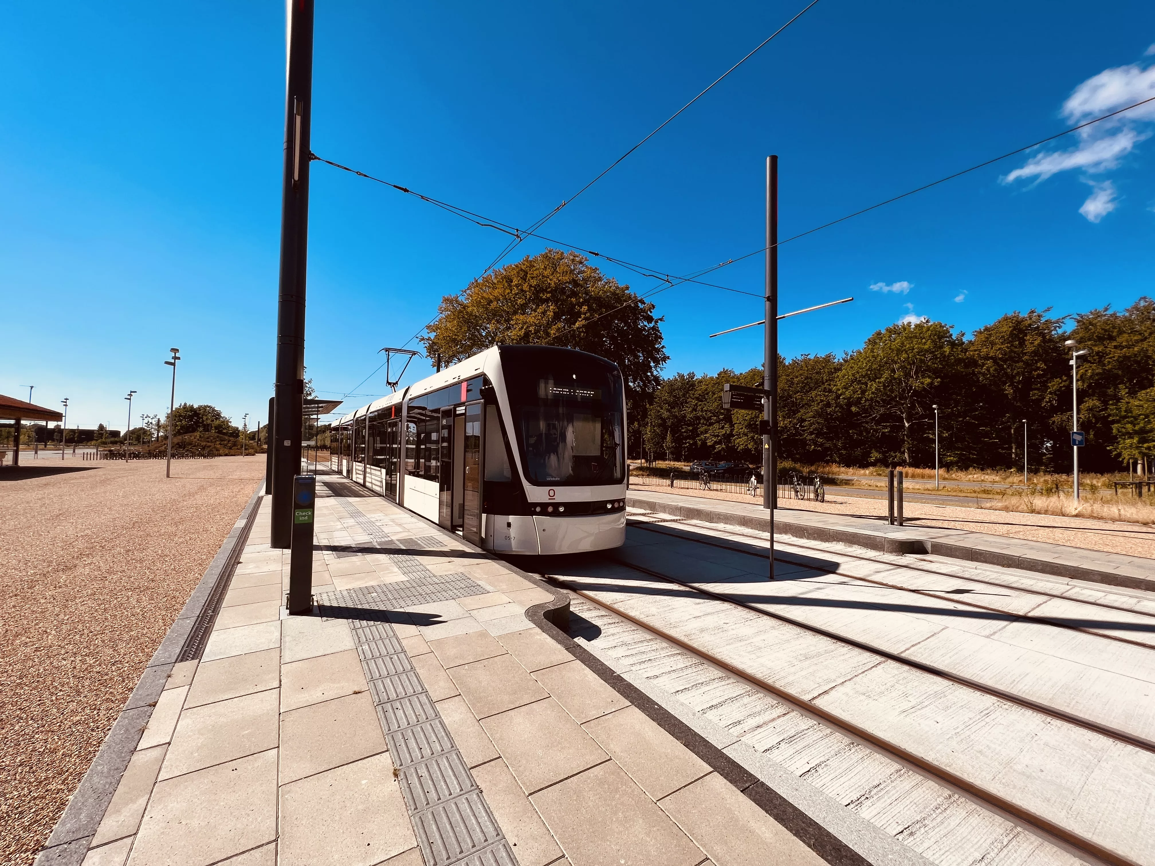 Billede af Odense Letbane togsæt 05 fotograferet ud for Parkering Odense Syd Letbanestation. Billede af Odense Letbane togsæt 05 fotograferet ud for Parkering Odense Syd Letbanestation.