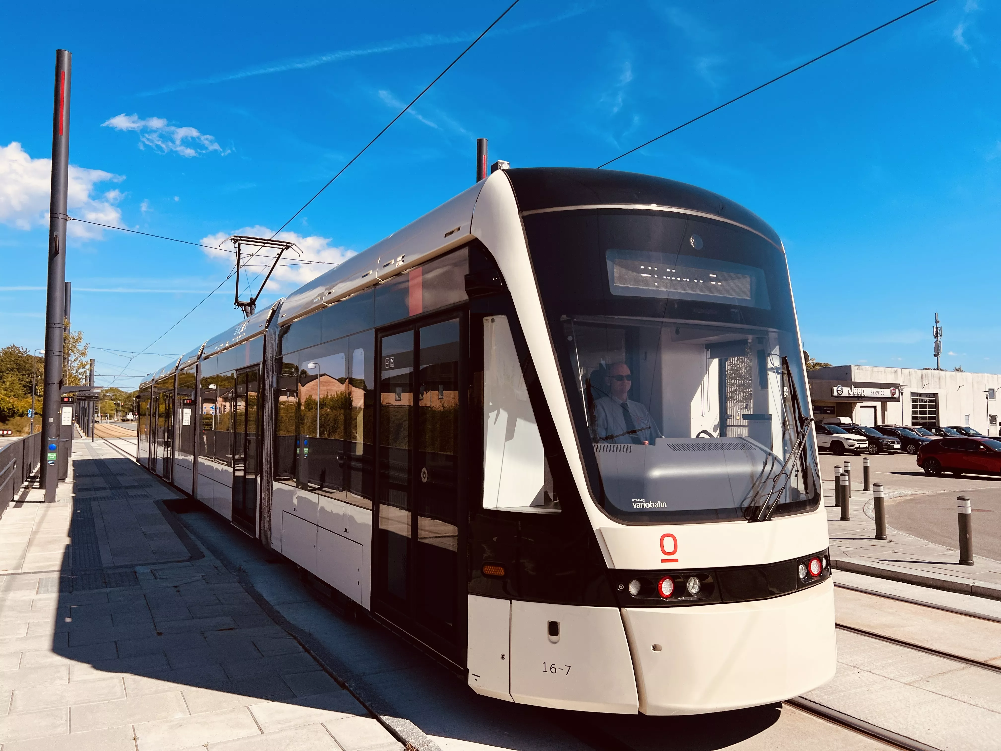 Billede af Odense Letbane togsæt 16 fotograferet ud for Hestehaven Letbanestation. Billede af Odense Letbane togsæt 16 fotograferet ud for Hestehaven Letbanestation.