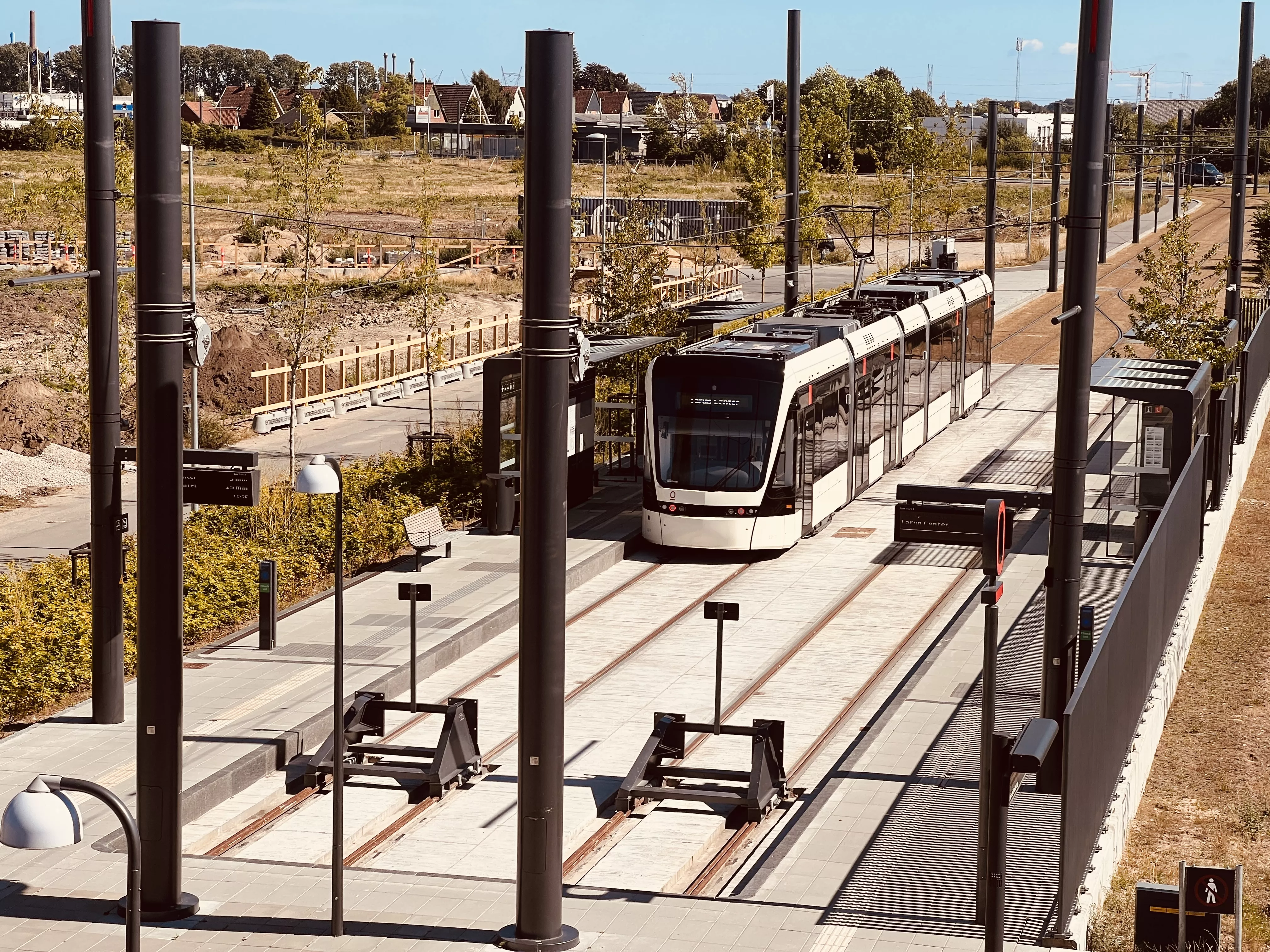 Billede af letbanetog ud for Hjallese Letbanestation. Billede af letbanetog ud for Hjallese Letbanestation.
