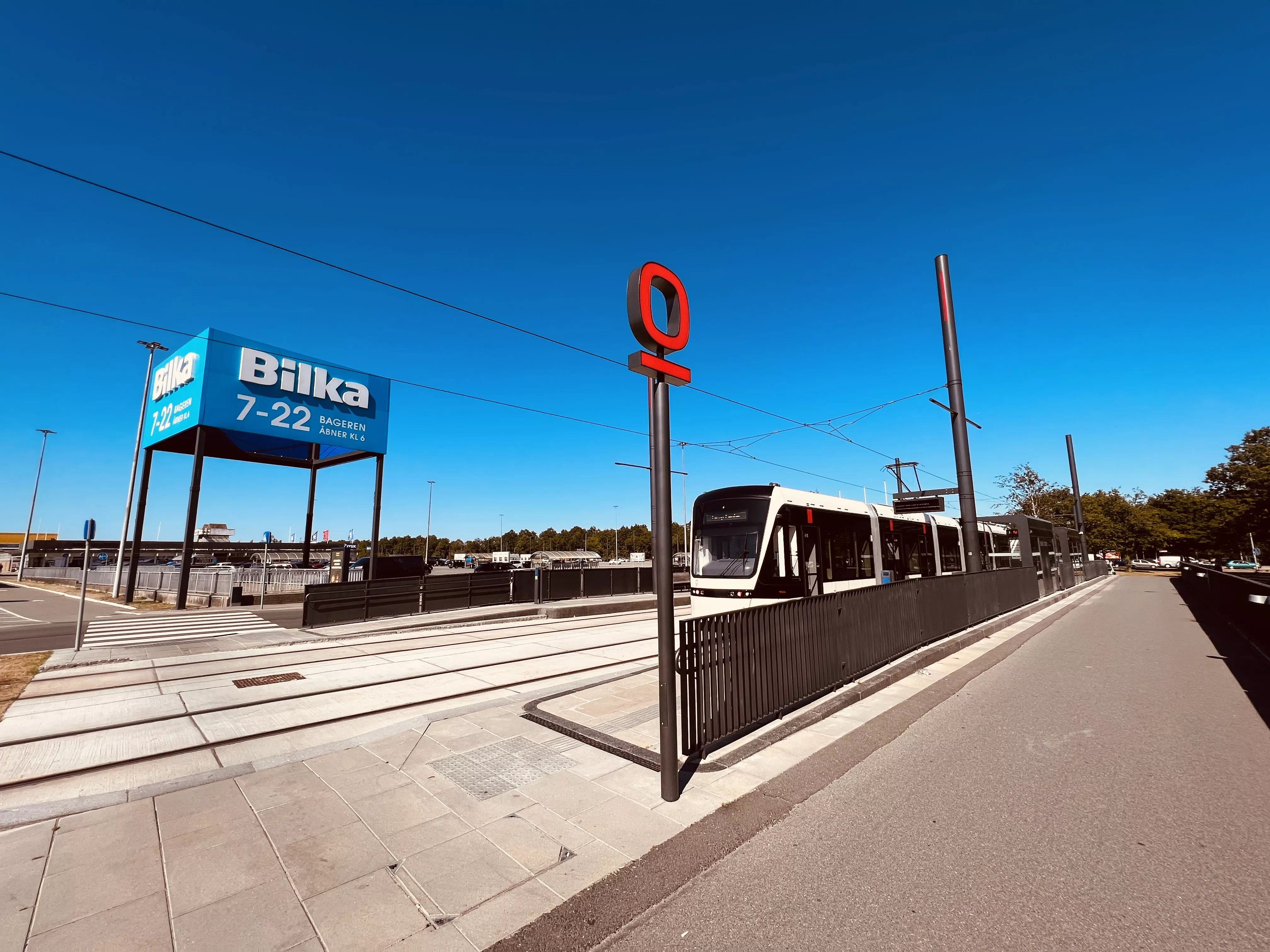 Billede af Odense Letbane togsæt 13 fotograferet ud for Bilka Letbanestation. Billede af Odense Letbane togsæt 13 fotograferet ud for Bilka Letbanestation.