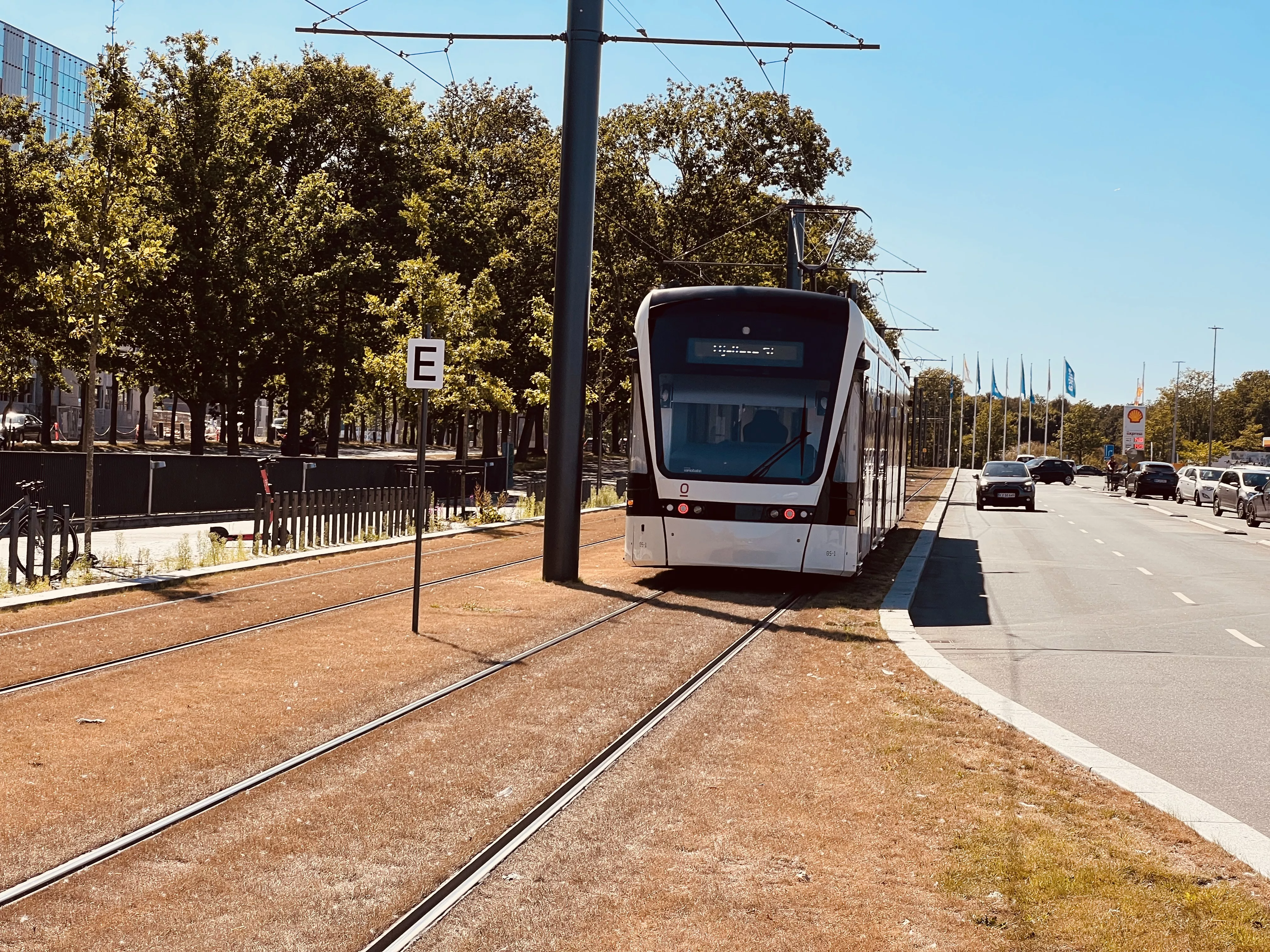 Billede af Odense Letbane togsæt 05 fotograferet ud for Bilka Letbanestation.