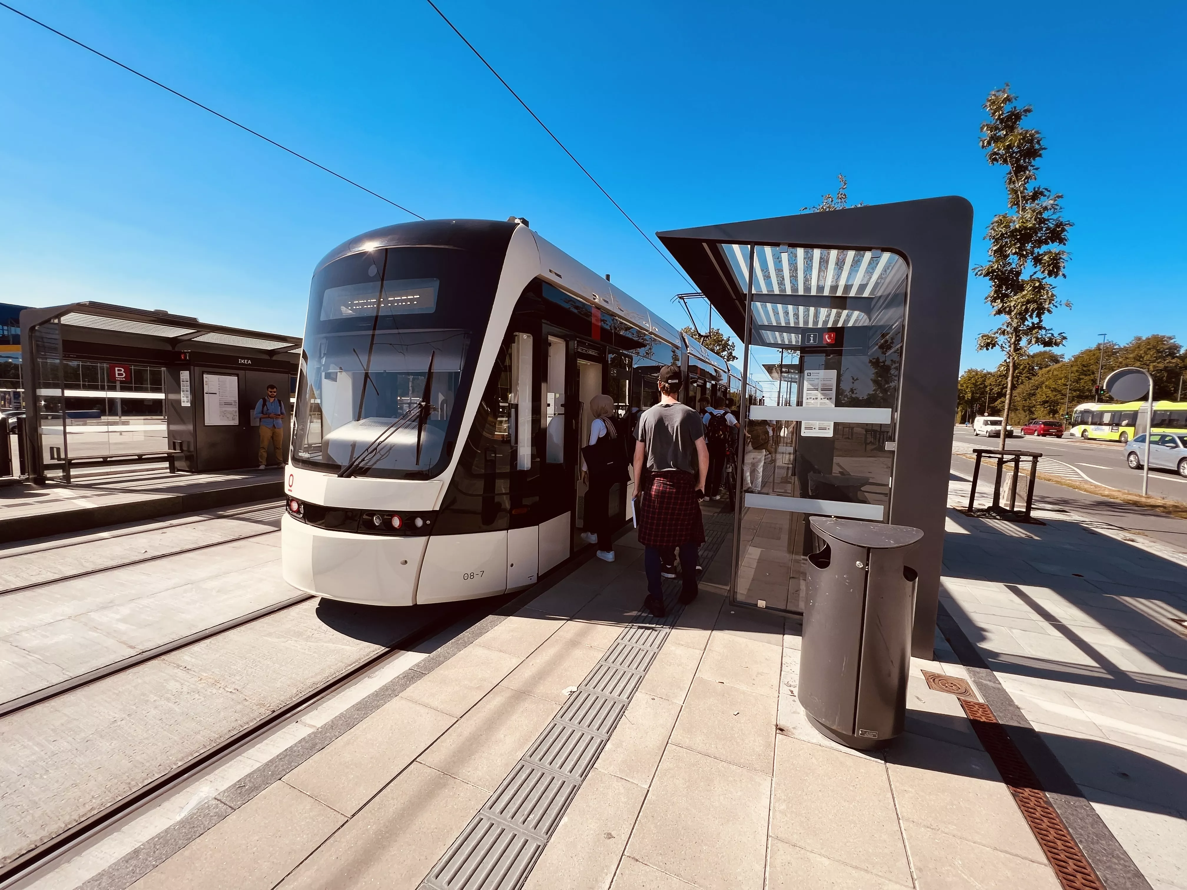 Billede af Odense Letbane togsæt 08 fotograferet ud for IKEA Letbanestation.