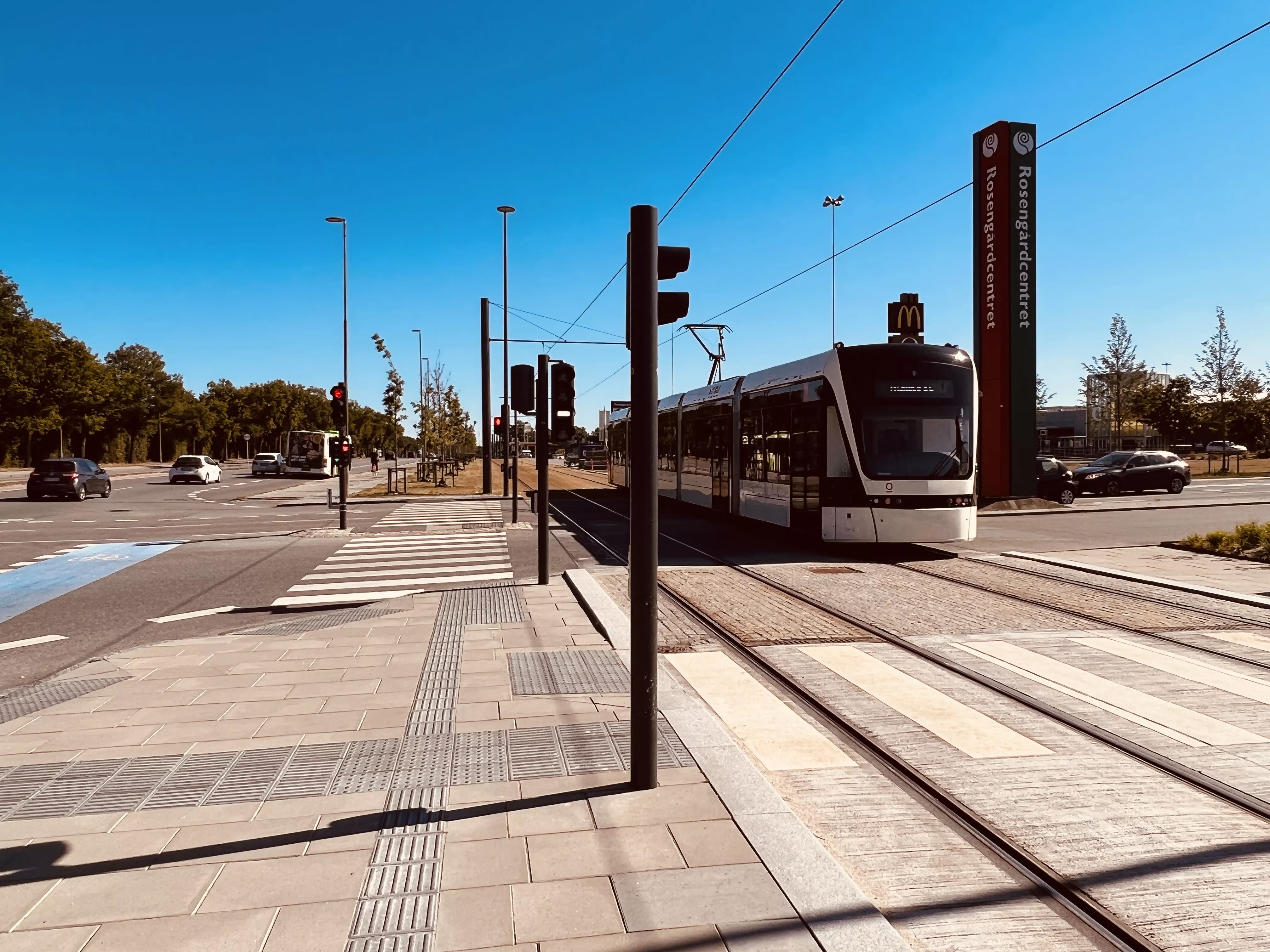 Billede af letbanetog ud for Rosengårdcentret Letbanestation.