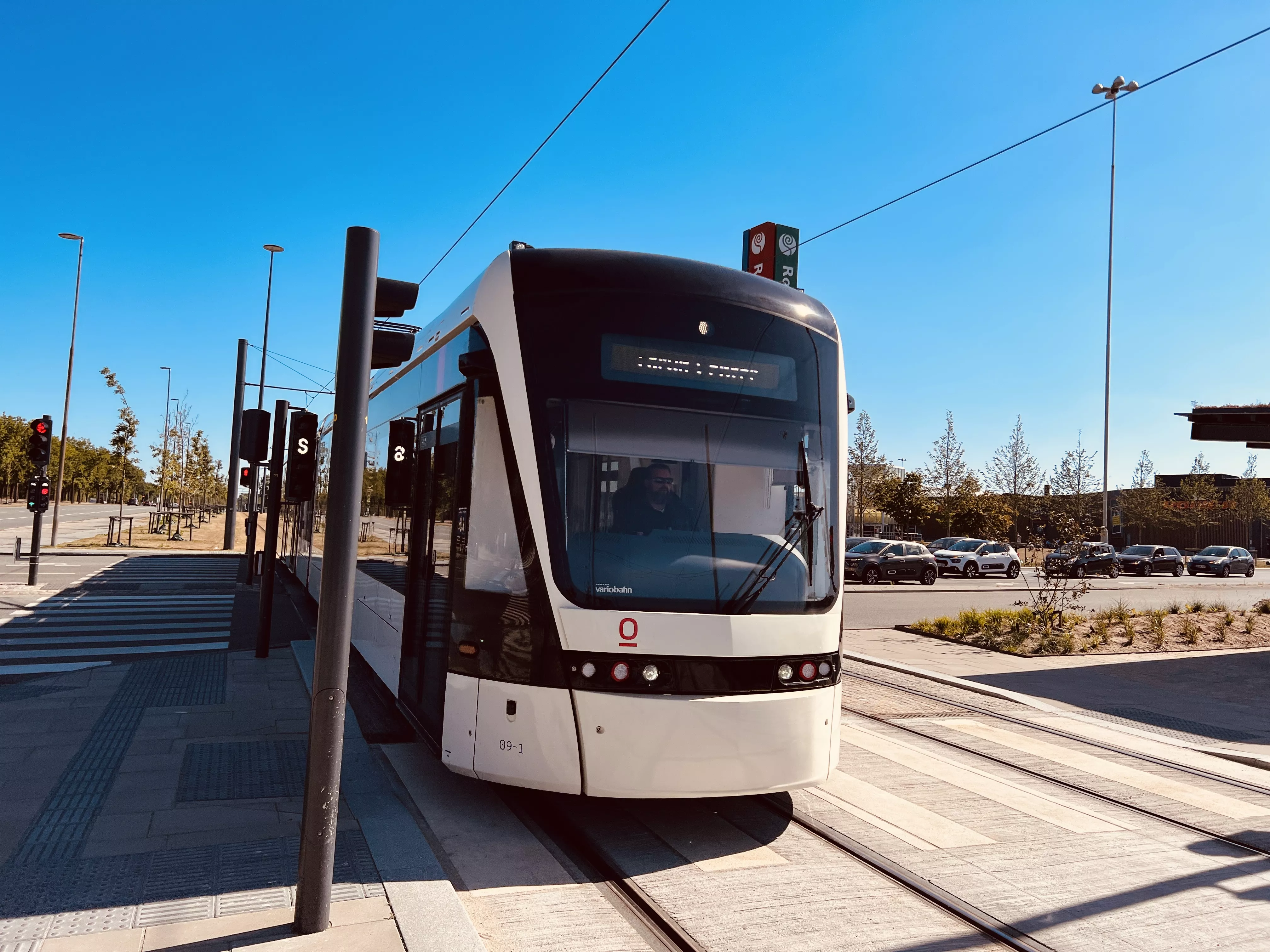 Billede af Odense Letbane togsæt 09 fotograferet ud for Rosengårdcentret Letbanestation.