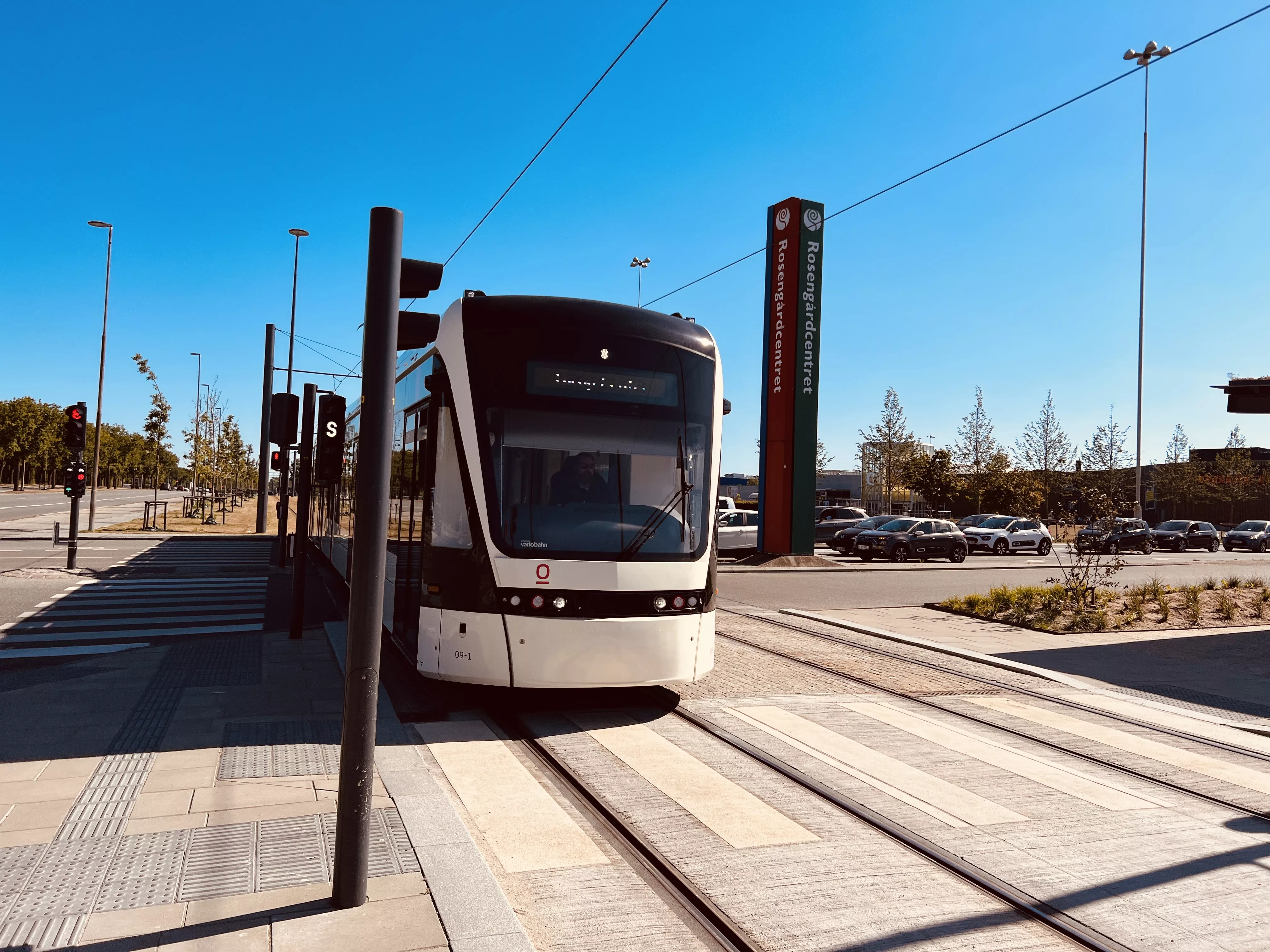 Billede af letbanetog ud for Rosengårdcentret Letbanestation.